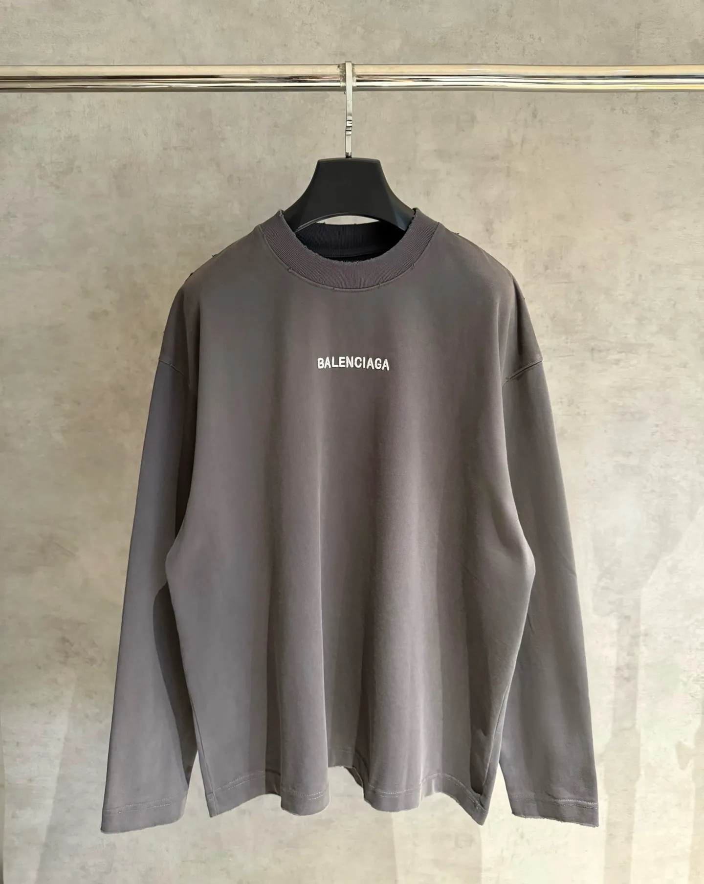 🅿️320 [Strict quality control] Balenciaga 25ss logo embroidered long-sleeved T-shirt. The fabric is made of custom-dyed 100% pure cotton double-ply fabric. 420g garment wash. Front and rear panel embroidery. Front panel post-garment washing process. Custom hardware. Thread. Accessories. Matching. Same style for men and women. Color: black/off-white/white. Size: M-2xl