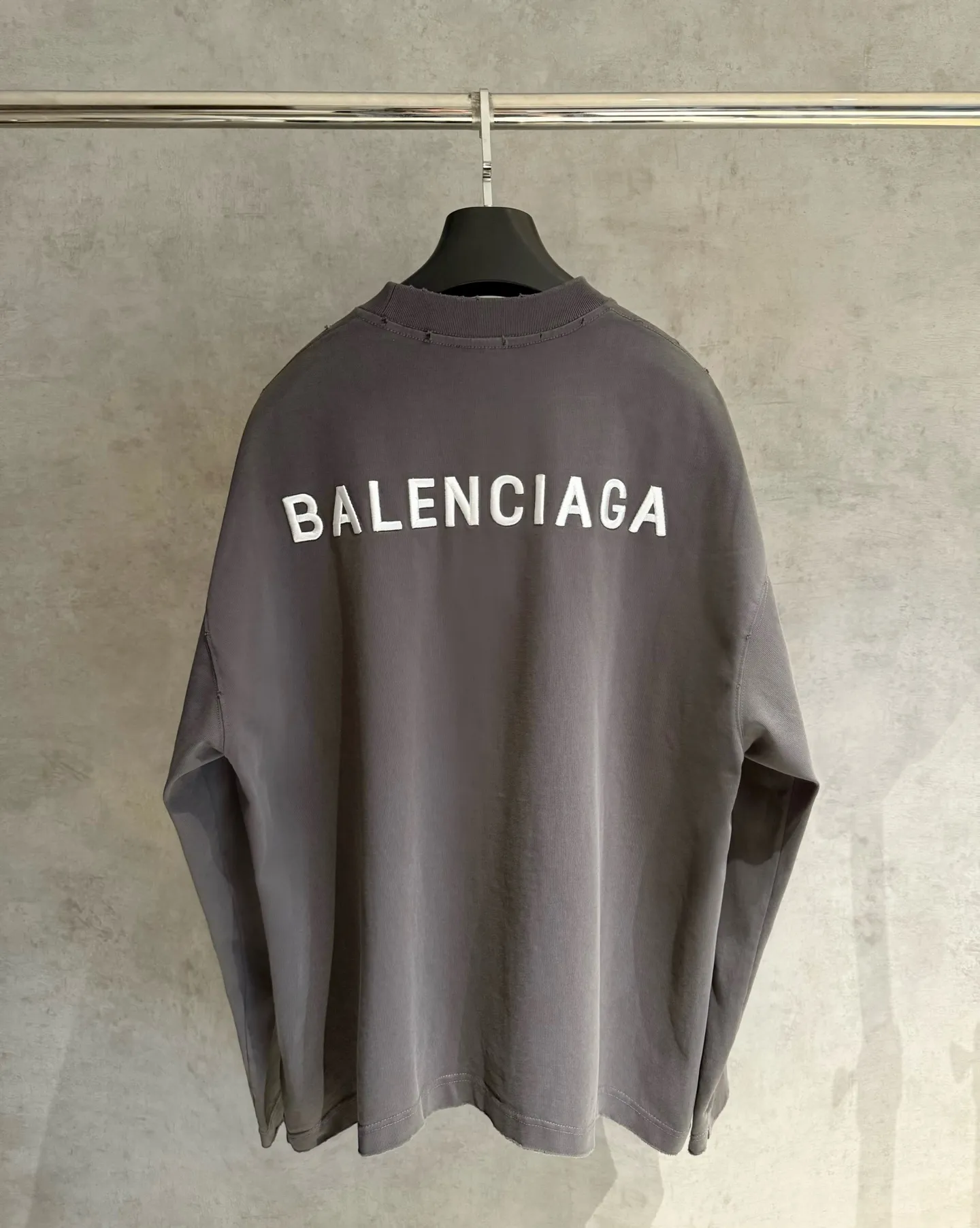 🅿️320 [Strict quality control] Balenciaga 25ss logo embroidered long-sleeved T-shirt. The fabric is made of custom-dyed 100% pure cotton double-ply fabric. 420g garment wash. Front and rear panel embroidery. Front panel post-garment washing process. Custom hardware. Thread. Accessories. Matching. Same style for men and women. Color: black/off-white/white. Size: M-2xl