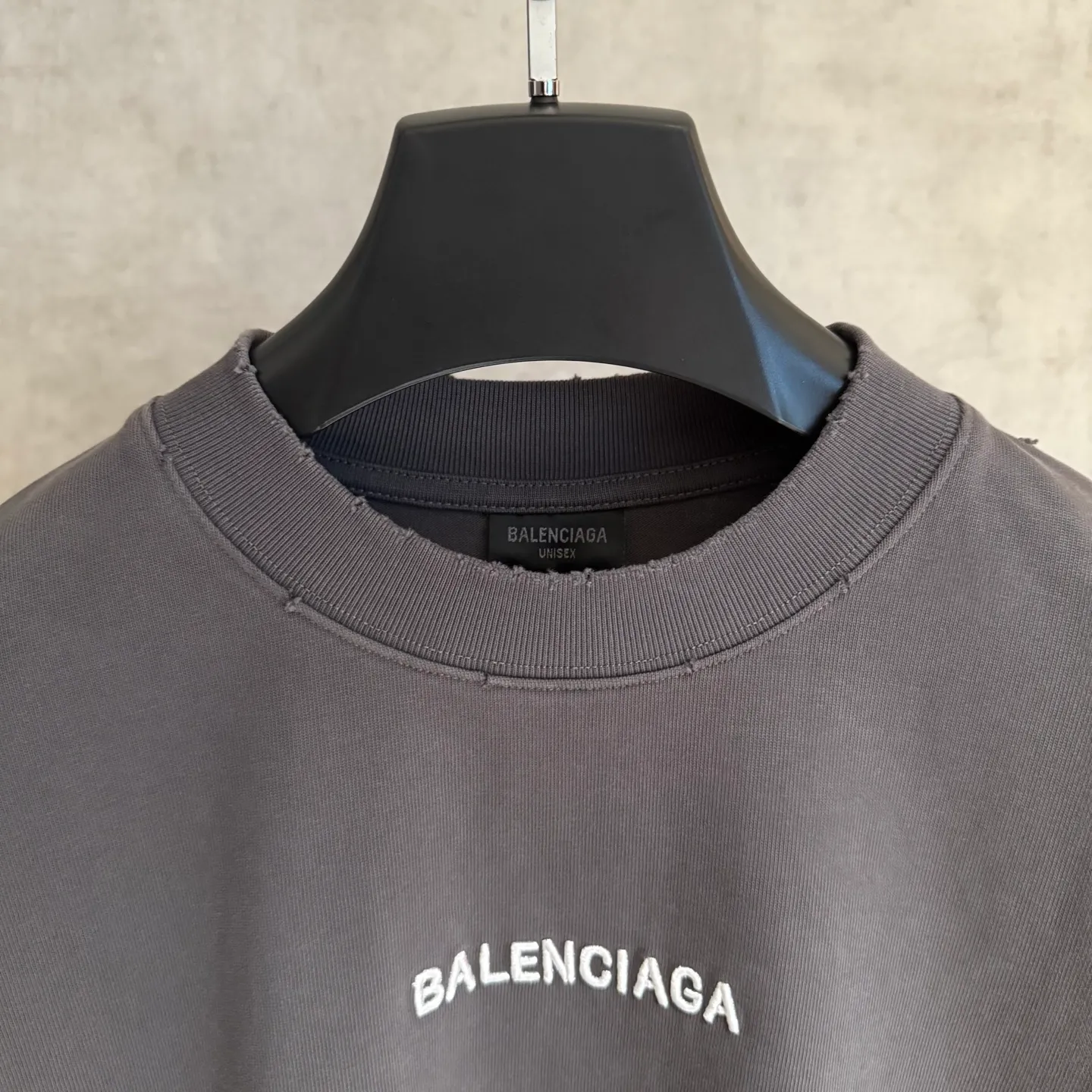 🅿️320 [Strict quality control] Balenciaga 25ss logo embroidered long-sleeved T-shirt. The fabric is made of custom-dyed 100% pure cotton double-ply fabric. 420g garment wash. Front and rear panel embroidery. Front panel post-garment washing process. Custom hardware. Thread. Accessories. Matching. Same style for men and women. Color: black/off-white/white. Size: M-2xl