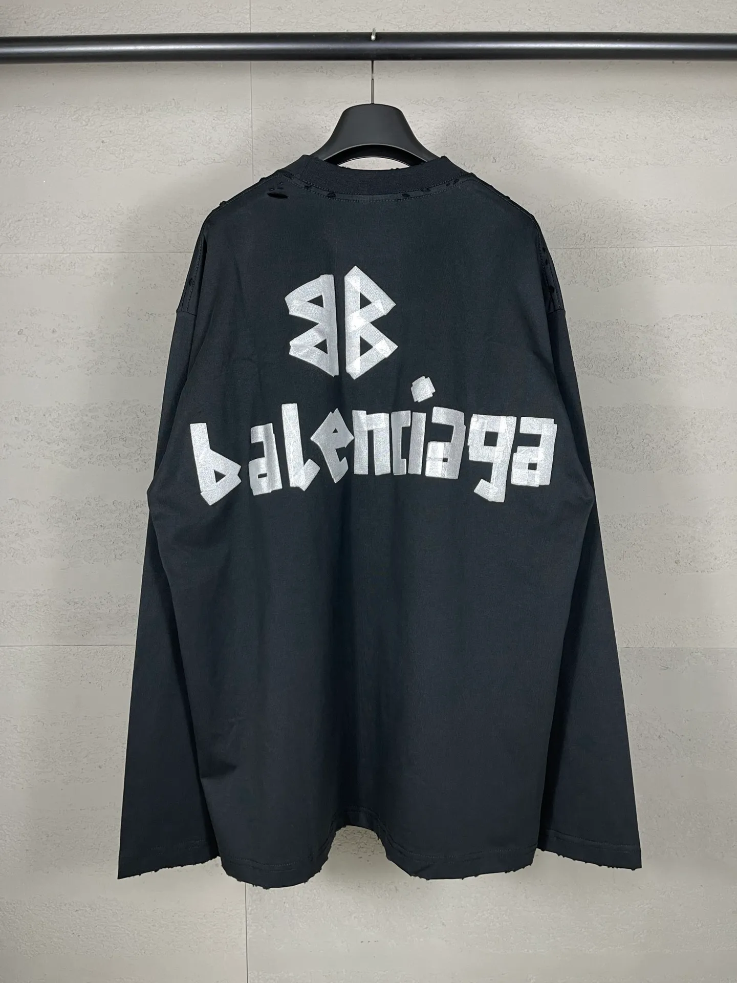 🅿️216 Real photos [Top version. Official website quality] BALENCI*GA/Paris. 23ss latest classic model. Front and rear tape direct printing. Ready-to-wear washed and worn long-sleeved T-shirt. Genuine product developed at the first time, brick cabinet synchronization. Welcome to compare. The fabric is made of Paris ZP custom-woven and dyed 100% cotton with double-yarn compact cotton. The weight is 260 grams. The cloth surface is clean. The cloth pattern is clear, soft and comfortable, and the threads are dyed with no color difference. The classic pattern is directly sprayed by a direct injection machine. Environmentally friendly imported materials, three-dimensional effect. Restored brick cabinet. The garments were washed and aged, and polished by many hands. Produced by ultra-heavy craftsmanship, the market currency is very different, welcome to compare. The version adopts OS loose shoulder design. The same style for men and women. Code: BL225003 Color: dark blue gray, off-white, burgundy, green, black blue, fog blue Size: XS S M L