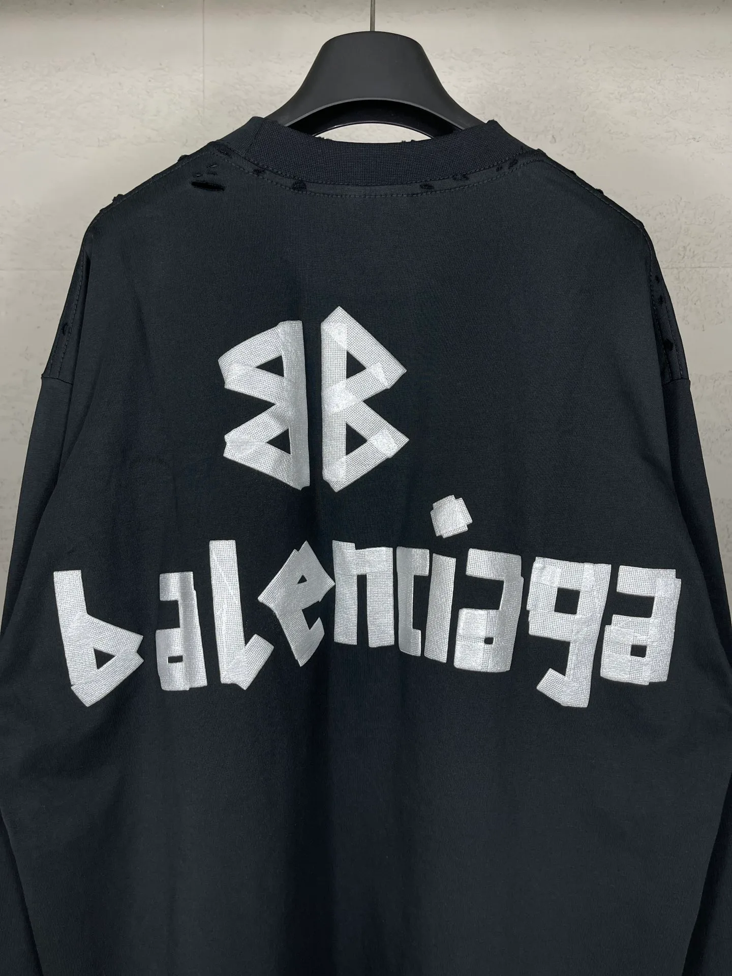 🅿️216 Real photos [Top version. Official website quality] BALENCI*GA/Paris. 23ss latest classic model. Front and rear tape direct printing. Ready-to-wear washed and worn long-sleeved T-shirt. Genuine product developed at the first time, brick cabinet synchronization. Welcome to compare. The fabric is made of Paris ZP custom-woven and dyed 100% cotton with double-yarn compact cotton. The weight is 260 grams. The cloth surface is clean. The cloth pattern is clear, soft and comfortable, and the threads are dyed with no color difference. The classic pattern is directly sprayed by a direct injection machine. Environmentally friendly imported materials, three-dimensional effect. Restored brick cabinet. The garments were washed and aged, and polished by many hands. Produced by ultra-heavy craftsmanship, the market currency is very different, welcome to compare. The version adopts OS loose shoulder design. The same style for men and women. Code: BL225003 Color: dark blue gray, off-white, burgundy, green, black blue, fog blue Size: XS S M L