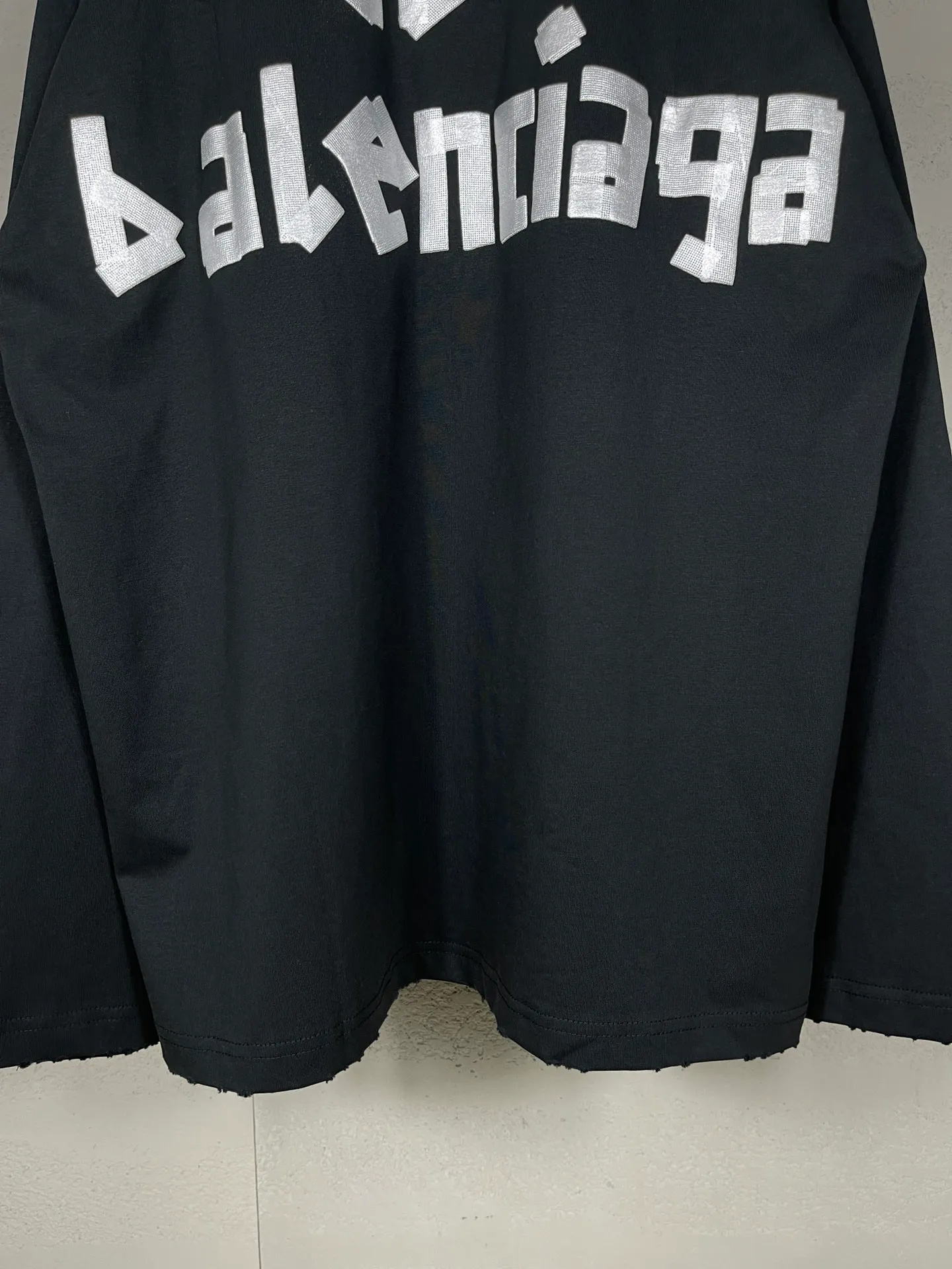 🅿️216 Real photos [Top version. Official website quality] BALENCI*GA/Paris. 23ss latest classic model. Front and rear tape direct printing. Ready-to-wear washed and worn long-sleeved T-shirt. Genuine product developed at the first time, brick cabinet synchronization. Welcome to compare. The fabric is made of Paris ZP custom-woven and dyed 100% cotton with double-yarn compact cotton. The weight is 260 grams. The cloth surface is clean. The cloth pattern is clear, soft and comfortable, and the threads are dyed with no color difference. The classic pattern is directly sprayed by a direct injection machine. Environmentally friendly imported materials, three-dimensional effect. Restored brick cabinet. The garments were washed and aged, and polished by many hands. Produced by ultra-heavy craftsmanship, the market currency is very different, welcome to compare. The version adopts OS loose shoulder design. The same style for men and women. Code: BL225003 Color: dark blue gray, off-white, burgundy, green, black blue, fog blue Size: XS S M L