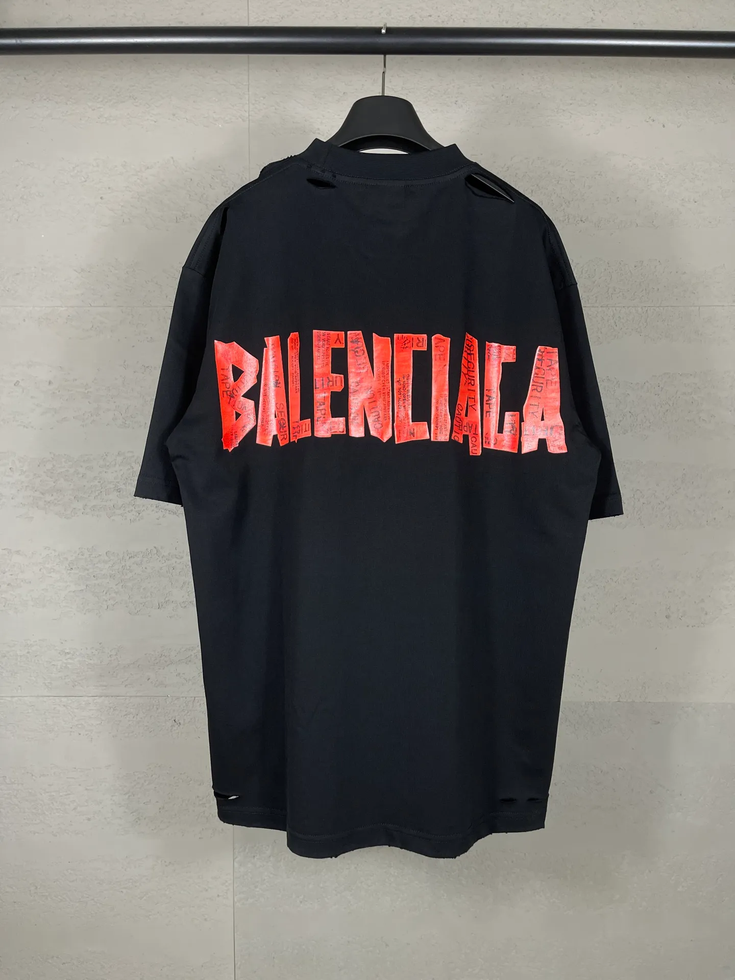 🅿️194 Detailed picture [Top version. Official website quality] BALENCI*GA/Paris. 25ss latest model. Masking tape pulp printing. Ready-to-wear washed and frayed short-sleeved T-shirt. Brick cabinet synchronization. The fabric is made of Paris ZP custom-woven and dyed 100% cotton double yarn compact cotton. The weight is 260 grams, the cloth surface is clean. The cloth pattern is clear, soft and comfortable, and the thread is dyed with no color difference. The classic pattern is printed with environmentally friendly imported materials, and the tape pattern is glued. The letters are clear and the effect is three-dimensional. Restored brick cabinet. The garments were washed and aged, and polished by many hands. Produced by ultra-heavy craftsmanship, the market currency is very different, welcome to compare. The version adopts OS loose shoulder design. The same style for men and women. Coding: BL253672 Color: black, white Size: XS S M L