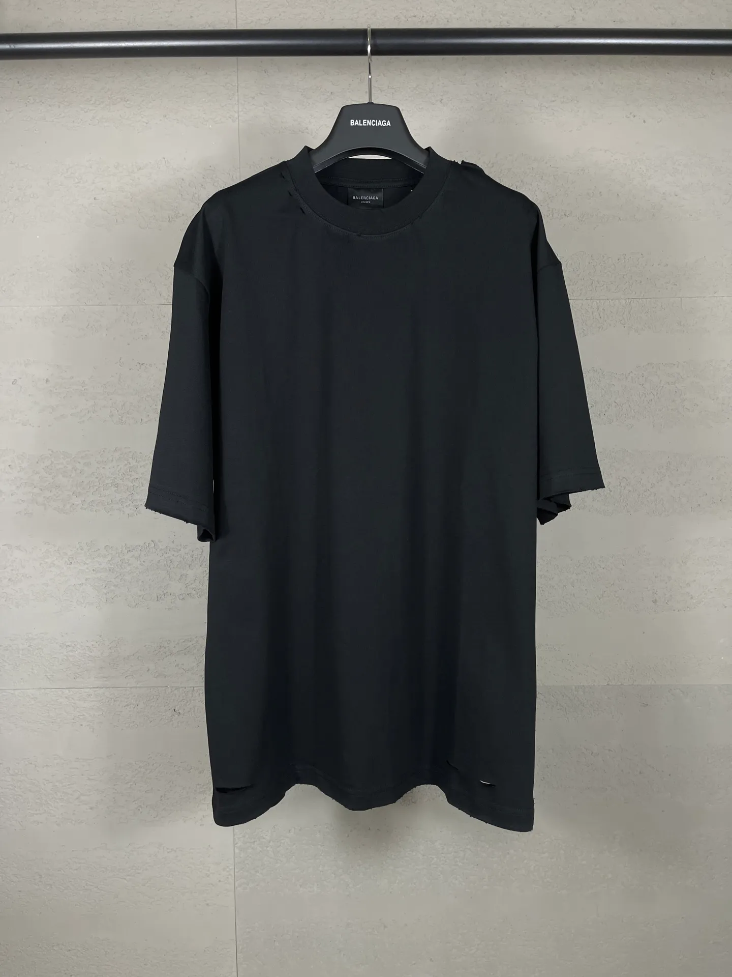 🅿️194 Detailed picture [Top version. Official website quality] BALENCI*GA/Paris. 25ss latest model. Masking tape pulp printing. Ready-to-wear washed and frayed short-sleeved T-shirt. Brick cabinet synchronization. The fabric is made of Paris ZP custom-woven and dyed 100% cotton double yarn compact cotton. The weight is 260 grams, the cloth surface is clean. The cloth pattern is clear, soft and comfortable, and the thread is dyed with no color difference. The classic pattern is printed with environmentally friendly imported materials, and the tape pattern is glued. The letters are clear and the effect is three-dimensional. Restored brick cabinet. The garments were washed and aged, and polished by many hands. Produced by ultra-heavy craftsmanship, the market currency is very different, welcome to compare. The version adopts OS loose shoulder design. The same style for men and women. Coding: BL253672 Color: black, white Size: XS S M L