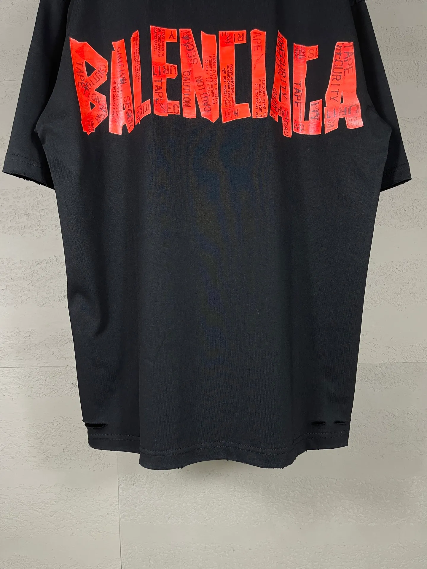 🅿️194 Detailed picture [Top version. Official website quality] BALENCI*GA/Paris. 25ss latest model. Masking tape pulp printing. Ready-to-wear washed and frayed short-sleeved T-shirt. Brick cabinet synchronization. The fabric is made of Paris ZP custom-woven and dyed 100% cotton double yarn compact cotton. The weight is 260 grams, the cloth surface is clean. The cloth pattern is clear, soft and comfortable, and the thread is dyed with no color difference. The classic pattern is printed with environmentally friendly imported materials, and the tape pattern is glued. The letters are clear and the effect is three-dimensional. Restored brick cabinet. The garments were washed and aged, and polished by many hands. Produced by ultra-heavy craftsmanship, the market currency is very different, welcome to compare. The version adopts OS loose shoulder design. The same style for men and women. Coding: BL253672 Color: black, white Size: XS S M L