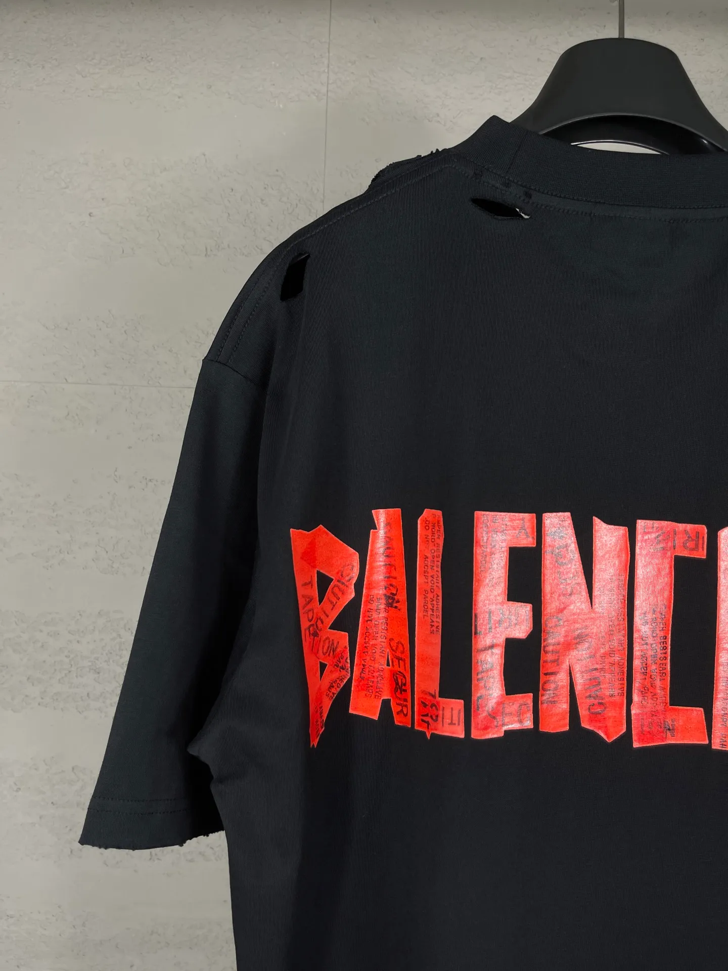 🅿️194 Detailed picture [Top version. Official website quality] BALENCI*GA/Paris. 25ss latest model. Masking tape pulp printing. Ready-to-wear washed and frayed short-sleeved T-shirt. Brick cabinet synchronization. The fabric is made of Paris ZP custom-woven and dyed 100% cotton double yarn compact cotton. The weight is 260 grams, the cloth surface is clean. The cloth pattern is clear, soft and comfortable, and the thread is dyed with no color difference. The classic pattern is printed with environmentally friendly imported materials, and the tape pattern is glued. The letters are clear and the effect is three-dimensional. Restored brick cabinet. The garments were washed and aged, and polished by many hands. Produced by ultra-heavy craftsmanship, the market currency is very different, welcome to compare. The version adopts OS loose shoulder design. The same style for men and women. Coding: BL253672 Color: black, white Size: XS S M L