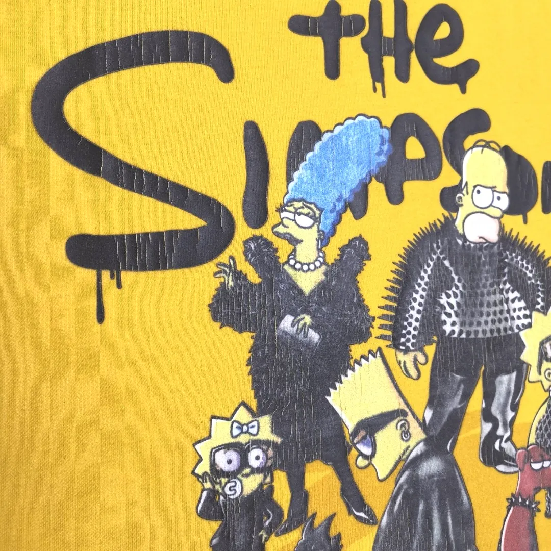 The new top-notch proven version, Balenciaga BALENCIAGA The Simpsons cartoon pattern burst pattern pure cotton loose loose short-sleeved T-shirt for men and women couples, the process uses Kangli printing cracking effect. The front panel printing glue bursting effect uses imported transparent slurry to scrape the bottom to make the printing bursting feel uniform. (PS: If this process is missing, the printing will easily fall off in large areas after cracking.) The embroidery at the hem uses a Tajima embroidery machine imported from Japan, which makes the size and spacing of the letters even, and the hollows of the letters will not be filled. Precise craftsmanship, full of details. The fabric is made of 24S 260g double yarn cotton fabric, brand new, washed, and labeled. Genuine products are consistent and synchronized, and coded authentic products are consistent and synchronized. Top tested version, accurate and flawless.  Color: Black White Yellow Blue Size: XS-L P:260