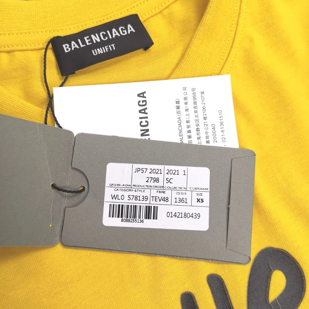 The new top-notch proven version, Balenciaga BALENCIAGA The Simpsons cartoon pattern burst pattern pure cotton loose loose short-sleeved T-shirt for men and women couples, the process uses Kangli printing cracking effect. The front panel printing glue bursting effect uses imported transparent slurry to scrape the bottom to make the printing bursting feel uniform. (PS: If this process is missing, the printing will easily fall off in large areas after cracking.) The embroidery at the hem uses a Tajima embroidery machine imported from Japan, which makes the size and spacing of the letters even, and the hollows of the letters will not be filled. Precise craftsmanship, full of details. The fabric is made of 24S 260g double yarn cotton fabric, brand new, washed, and labeled. Genuine products are consistent and synchronized, and coded authentic products are consistent and synchronized. Top tested version, accurate and flawless.  Color: Black White Yellow Blue Size: XS-L P:260