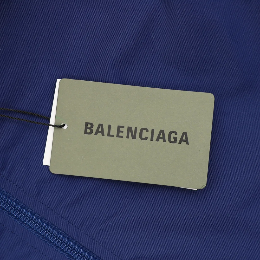 🅿️570 Balenciaga/Balenciaga spliced logo jacket is made of customized matt Taslan professional fabric, plus three-proof coating process, Teflon anti-fouling treatment, anti-oil stain and easy to clean, polyester high-density bird's eye mesh lining, three-dimensional circulation breathable structure, quick moisture export, anti-static treatment, more comfortable to wear in autumn and winter, imported environmentally friendly glue screen printing, custom hardware zipper double puller LOGO, custom accessories three labels Size: XS-L