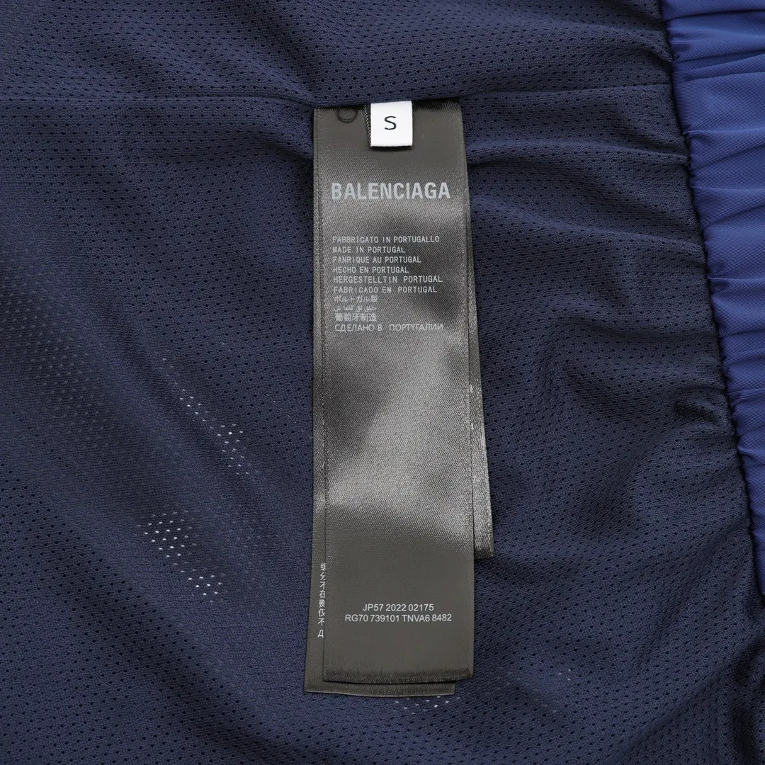 🅿️570 Balenciaga/Balenciaga spliced logo jacket is made of customized matt Taslan professional fabric, plus three-proof coating process, Teflon anti-fouling treatment, anti-oil stain and easy to clean, polyester high-density bird's eye mesh lining, three-dimensional circulation breathable structure, quick moisture export, anti-static treatment, more comfortable to wear in autumn and winter, imported environmentally friendly glue screen printing, custom hardware zipper double puller LOGO, custom accessories three labels Size: XS-L