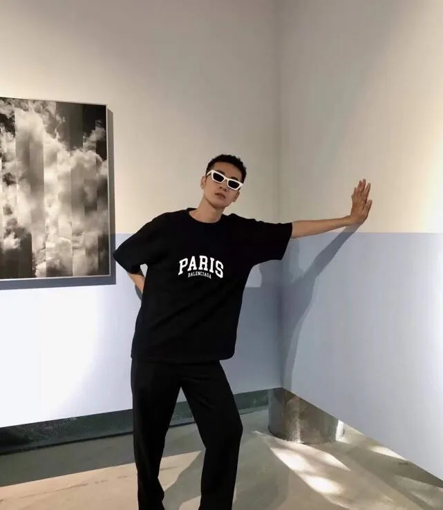 ♻️💯Refer to the model picture for the upper body❤️Balenciaga PARIS print on the chest, the same style pure cotton short-sleeved T-shirt for male and female couples stars. The fabric is made of 32S 260g combed cotton fabric, which is full of drape, comfortable and breathable. The printing is made of imported thick paste from the printing elliptical machine. It is full of thickness and restores the original printing thickness. The overall printing has no edging. Large products come with three standards + size sticker + dustproof paper with logo. Size: Xs-L. Color: White, Black, Pink. P: 240.