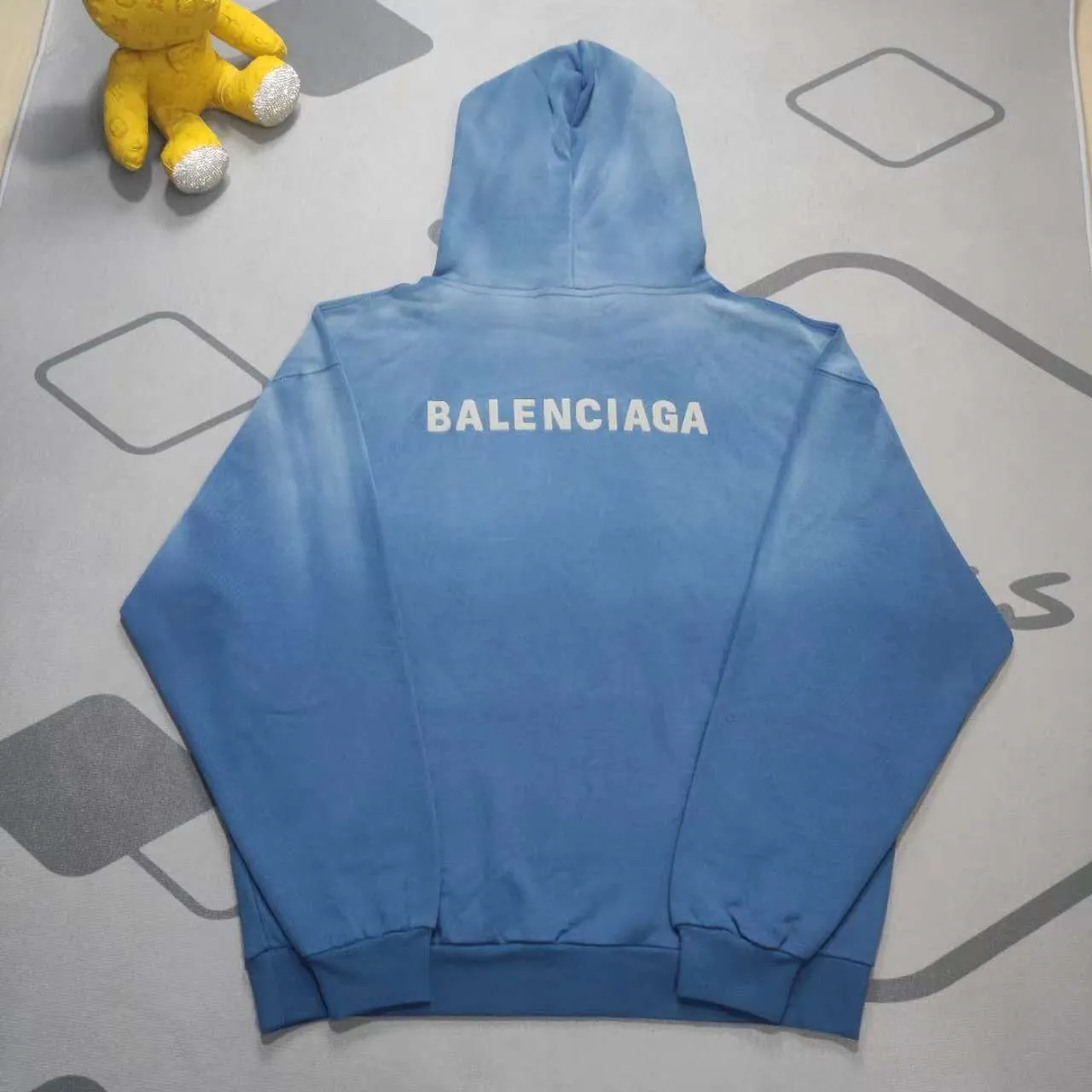 Top tested version - BALENCIAGA - Paris' new gradient color series, hooded sweatshirt with embroidered letter logo on the front and back, exclusive logo letter pattern on the front and back, heavy craftsmanship, simple but not simple, original development of custom-woven fabrics, using a specific weight of 480g, process washing treatment, spray horse process, not easy to deform, soft texture, full of thickness, highly restored, imported Tajima machine heavy industry high-density embroidery on the chest, fine embroidery, three-dimensional effect, clear lines, no rough edges and miscellaneous threads Ultra-high craftsmanship embroidery, very high fullness, obvious concave and convex texture, OS dropped shoulders, loose version, same style for men and women, color: lavender, gradient blue, size: XS--L P:480