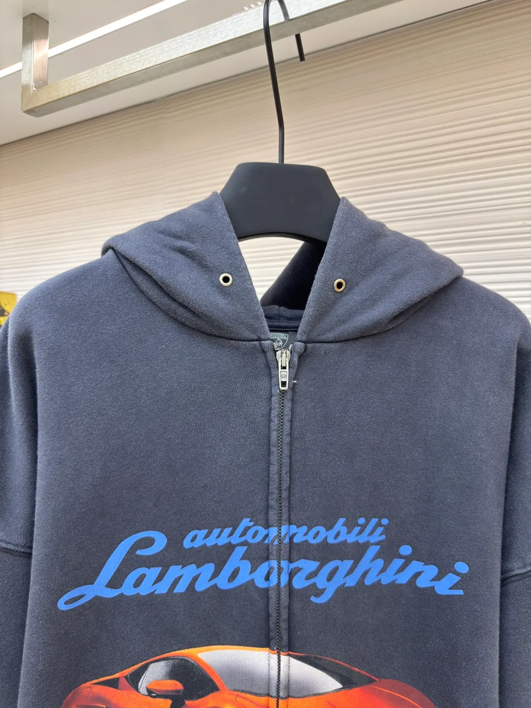 Balenciaga Lambo zipper guard ●Authentic product: purchased and developed for 11000 ●Item number: 1680057-B90 ●Fabric: Thickened terry sweatshirt fabric ●Technology: Printed and washed ●Version: Loose version ●Weight: about 1050 grams ●Size: XS-S-M-L ●Description: The fabric is made of 32-count thickened terry sweatshirt fabric with a weight of 460g and matching 1X1 combed cotton double yarn thread of 420g. The printing adopts the elliptical machine direct injection process, infrared left and right positioning without error, 7 sets of cutting pieces are positioned, the left and right pieces and pockets are hand-aligned and spliced ​​by masters with more than ten years of experience, the error does not exceed 0.03, the double-headed antique Qiang color double-headed zipper is custom-made, and the finished clothes are washed and aged until they become lint-free, making them soft and comfortable. Specific three-label washable hangtag. The overall wiring is straight and delicate, the fabric is comfortable and soft, and the color is consistent without color difference. It can be matched with the same style to create a fashionable look and control various occasions. Customized accessories, complete with three standards, same style for men and women!