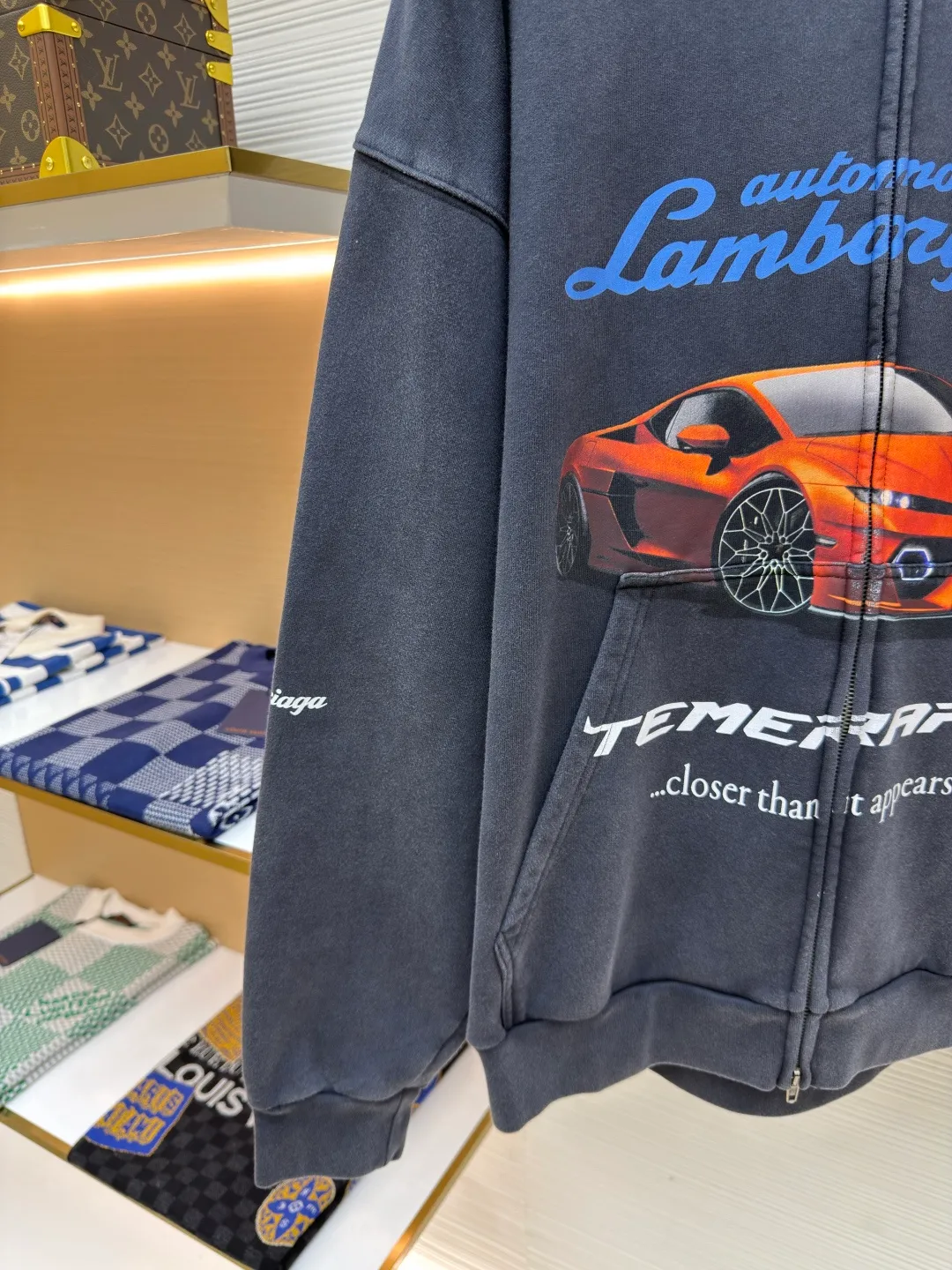 Balenciaga Lambo zipper guard ●Authentic product: purchased and developed for 11000 ●Item number: 1680057-B90 ●Fabric: Thickened terry sweatshirt fabric ●Technology: Printed and washed ●Version: Loose version ●Weight: about 1050 grams ●Size: XS-S-M-L ●Description: The fabric is made of 32-count thickened terry sweatshirt fabric with a weight of 460g and matching 1X1 combed cotton double yarn thread of 420g. The printing adopts the elliptical machine direct injection process, infrared left and right positioning without error, 7 sets of cutting pieces are positioned, the left and right pieces and pockets are hand-aligned and spliced ​​by masters with more than ten years of experience, the error does not exceed 0.03, the double-headed antique Qiang color double-headed zipper is custom-made, and the finished clothes are washed and aged until they become lint-free, making them soft and comfortable. Specific three-label washable hangtag. The overall wiring is straight and delicate, the fabric is comfortable and soft, and the color is consistent without color difference. It can be matched with the same style to create a fashionable look and control various occasions. Customized accessories, complete with three standards, same style for men and women!