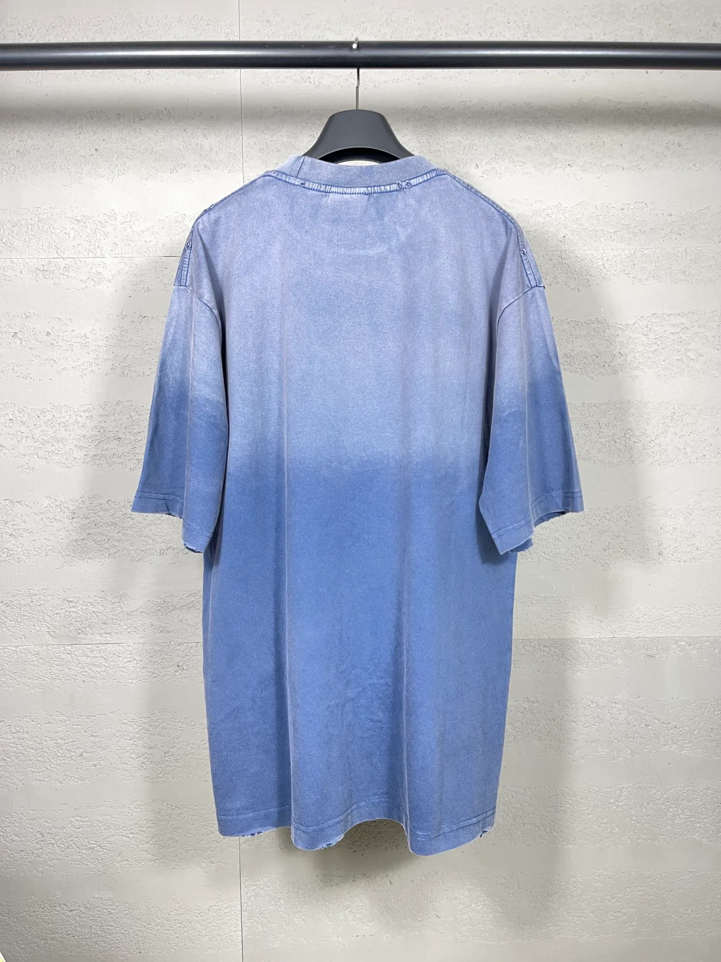 🅿️210 Real photos [Top version. Official website quality] BALENCI*GA/Paris. 2024 latest Paris Eiffel Tower inkjet gradient color printed washed and distressed short-sleeved T-shirt. Overweight craftsmanship, brick cabinet synchronization. ⚠️Distinguish market currency, genuine product development, welcome to compare! The weight is 260 grams, ground. The hand-painting is consistent with ZP, and the printing uses Kornit digital direct printing. The garments are washed and worn. The whole piece is designed with extra heavy craftsmanship. Comparisons welcome. The version adopts OS loose shoulder style. Same style for men and women. Code: BL223333 Color: pink, washed blue (the process of washing blue is different, and the price is also different) Size: XS to L