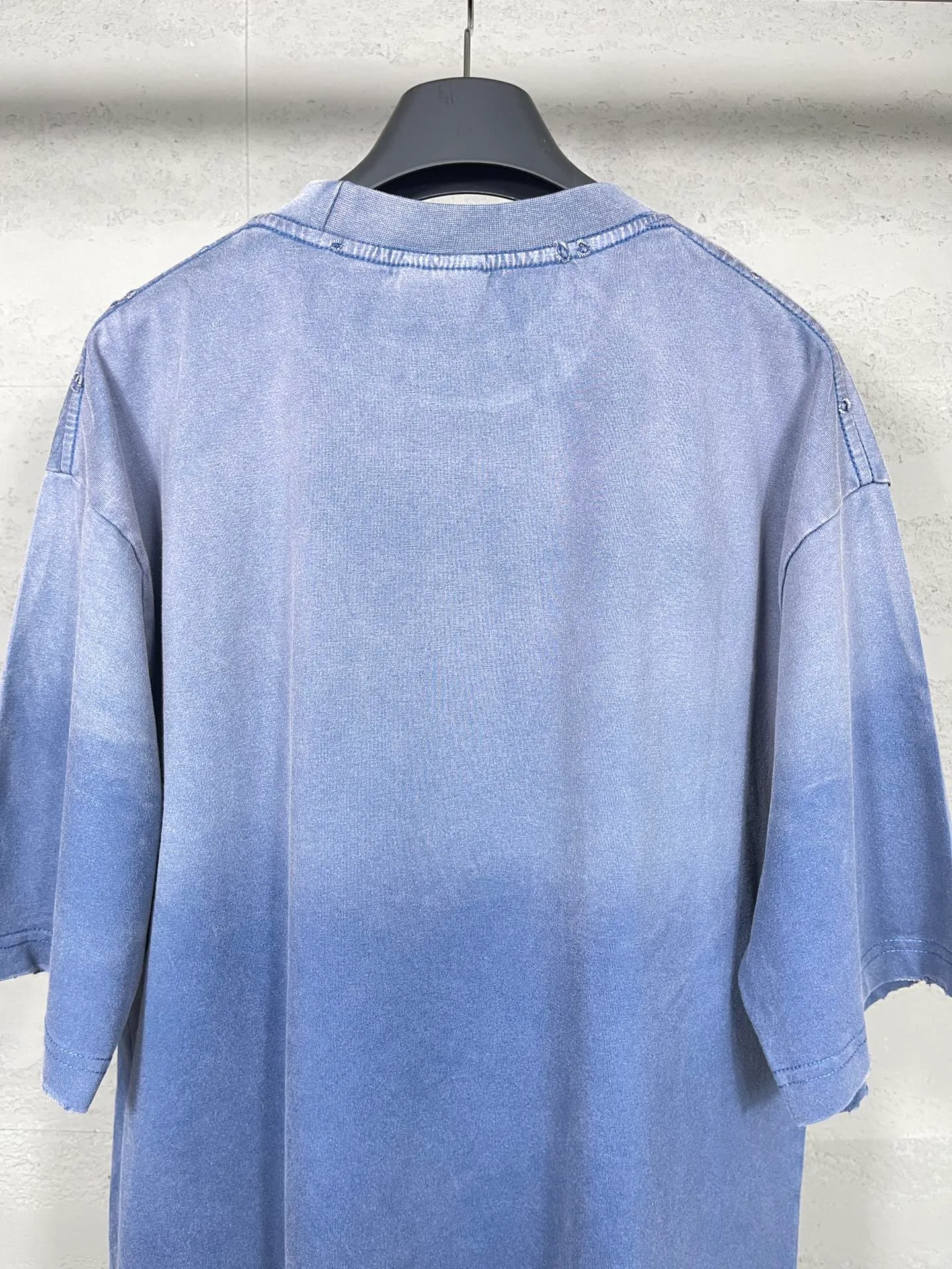 🅿️210 Real photos [Top version. Official website quality] BALENCI*GA/Paris. 2024 latest Paris Eiffel Tower inkjet gradient color printed washed and distressed short-sleeved T-shirt. Overweight craftsmanship, brick cabinet synchronization. ⚠️Distinguish market currency, genuine product development, welcome to compare! The weight is 260 grams, ground. The hand-painting is consistent with ZP, and the printing uses Kornit digital direct printing. The garments are washed and worn. The whole piece is designed with extra heavy craftsmanship. Comparisons welcome. The version adopts OS loose shoulder style. Same style for men and women. Code: BL223333 Color: pink, washed blue (the process of washing blue is different, and the price is also different) Size: XS to L