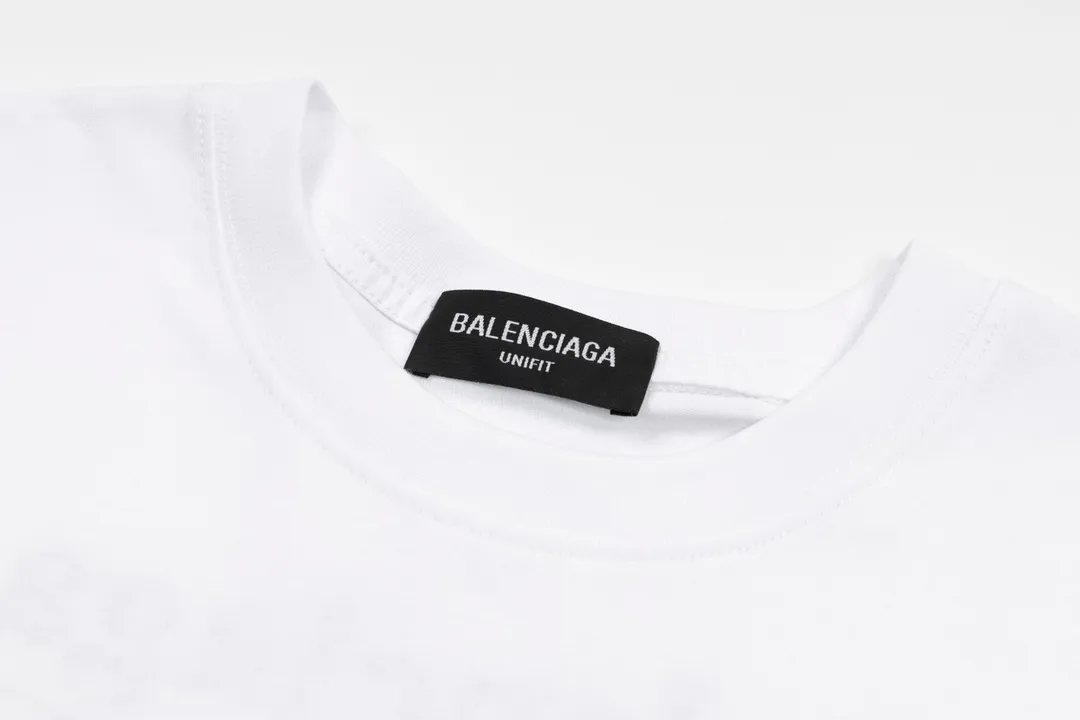 🅿️166 Detailed picture [Top version. Official website quality] BALENCI*GA/Paris#Classic.Coke embroidered short-sleeved T-shirt# The fabric is made of Paris ZP custom-woven and dyed cotton double yarn. Weighing 260 grams, the cloth surface is clean. The cloth pattern is clear, soft and comfortable. The threads are dyed with no color difference. The classic pattern embroidery uses an imported embroidery machine, and the embroidery thread color is embroidered according to the original color. It is produced according to the pictures in the special market. The letters are clear. The three-dimensional effect is strong. The version adopts the OS loose shoulder version. The same style for men and women. Coding: BL223028 Color: black. White. Dark gray. Brown. Light green. Purple. Off-white. Size: XS S M L