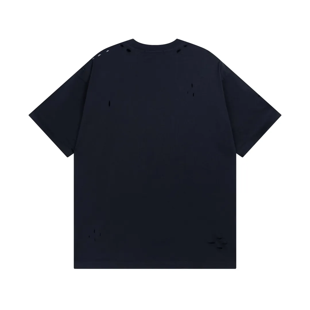 🅿️174 Detailed photos [Top version. Official website quality] BALENCI*GA/Paris. Blurred LOGO washed and worn short-sleeved T-shirt. Brick cabinet synchronization. The fabric is made of Paris ZP custom-woven and dyed 100% cotton double yarn compact cotton. The weight is 260 grams, the cloth surface is clean. The cloth pattern is clear, soft and comfortable. The threads are dyed with no color difference. The classic pattern printing uses Kornit digital direct printing. The ready-made clothes are washed and distressed, and the brick cabinets are restored. The whole piece of clothing is extremely complex in craftsmanship. Different market currency, welcome to compare, the version adopts OS loose shoulder version. Same style for men and women Coding: BL223038 Color: Black. White. High-grade gray Size: XS S M L