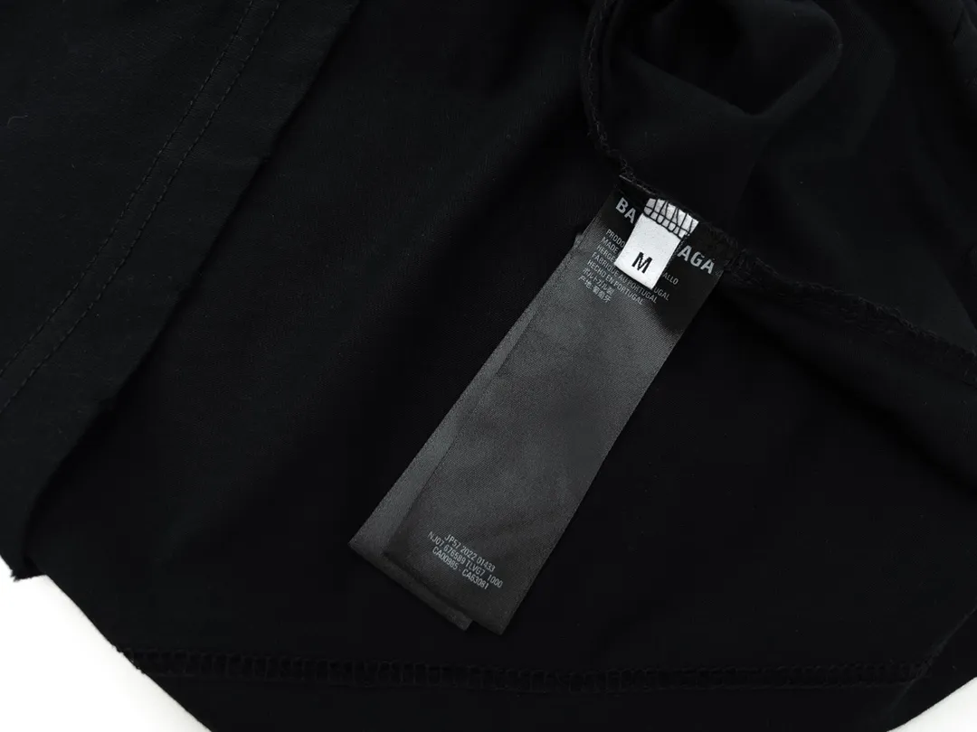 🅿️174 Detailed photos [Top version. Official website quality] BALENCI*GA/Paris. Blurred LOGO washed and worn short-sleeved T-shirt. Brick cabinet synchronization. The fabric is made of Paris ZP custom-woven and dyed 100% cotton double yarn compact cotton. The weight is 260 grams, the cloth surface is clean. The cloth pattern is clear, soft and comfortable. The threads are dyed with no color difference. The classic pattern printing uses Kornit digital direct printing. The ready-made clothes are washed and distressed, and the brick cabinets are restored. The whole piece of clothing is extremely complex in craftsmanship. Different market currency, welcome to compare, the version adopts OS loose shoulder version. Same style for men and women Coding: BL223038 Color: Black. White. High-grade gray Size: XS S M L