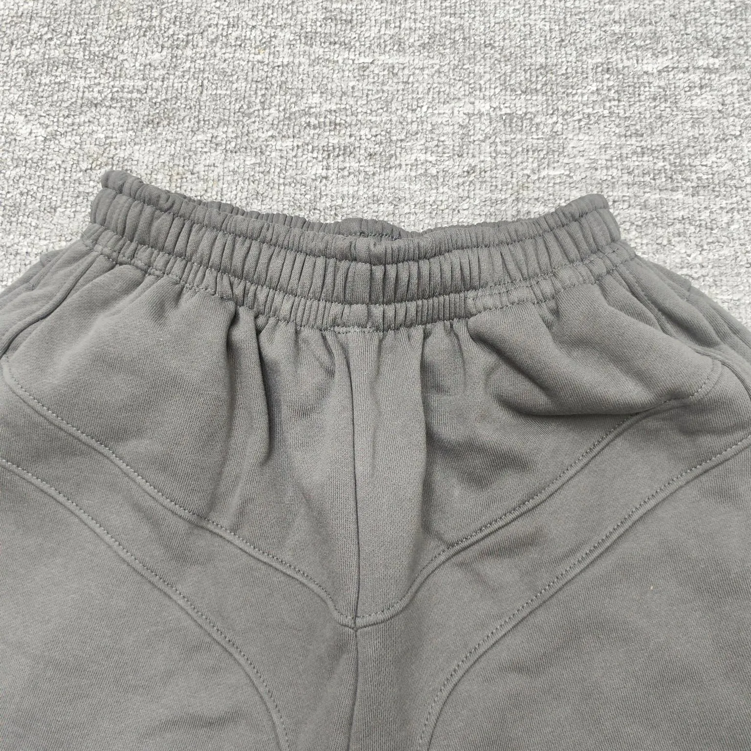 The top version of Balenciaga's new BLCG 24SS new heavy industry motorcycle style double ring embroidered splicing shorts, heavy industry motorcycle style design. The fabric is made of high-density sweatshirt fabric and weighs 400 grams after washing. It feels delicate and soft and has singeing and dust removal technology. The double-ring letter pattern is embroidered with thousands of needles imported from Tajima machines, using precision needle embroidery technology. The embroidery is very fine and dense, the letter pattern outlines the design clearly, and the garment bone hemming technology is strict and fine in workmanship to ensure seamless connection. The garments are made from green fabrics that are printed and then fried. The fabrics are dyed through stone grinding. After frying, the fabrics are slightly whitened. The color of the original fabrics is changed to show a nostalgic color with different shades of light and dark. The three-dimensional silhouette is cut and the upper body is highly recognizable. Size: XS-L Color: Gray P:340