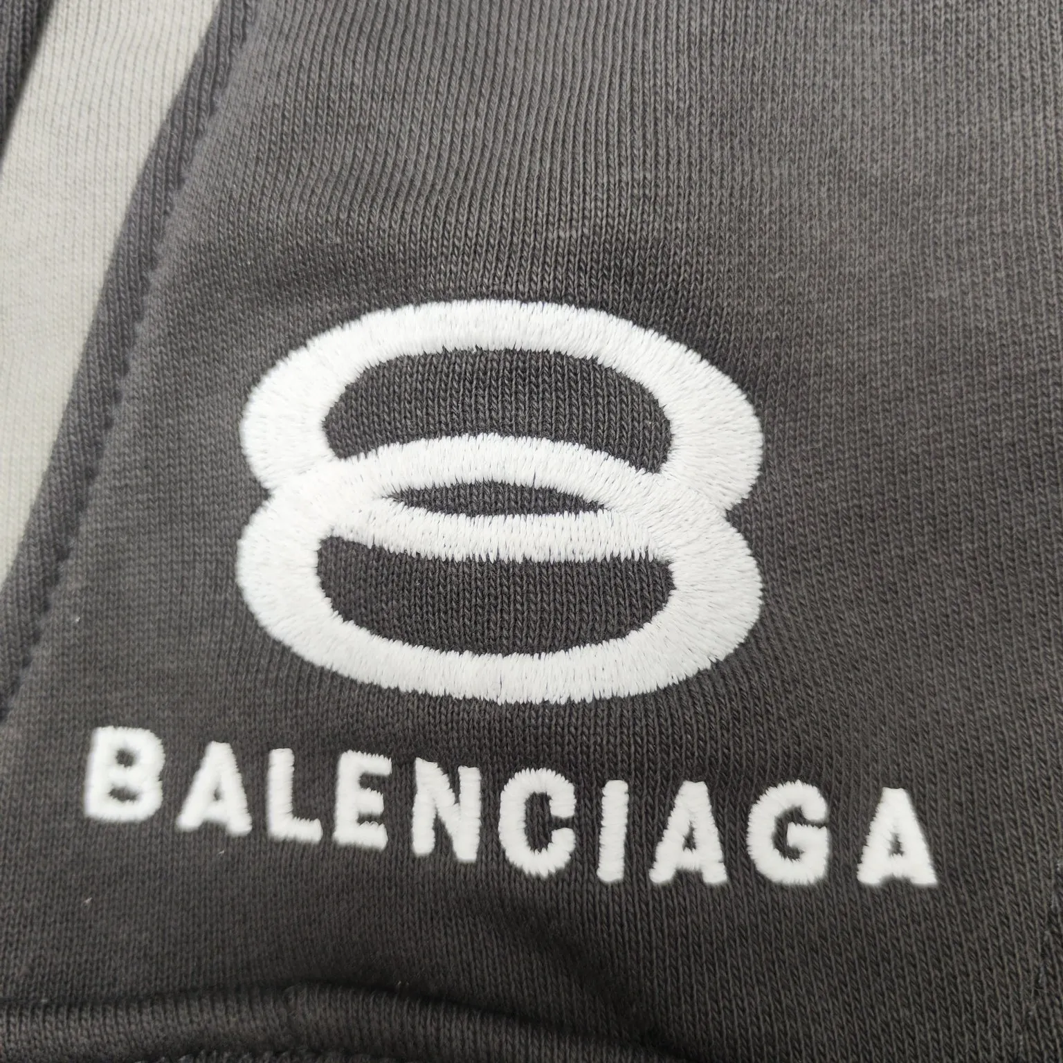 The top version of Balenciaga's new BLCG 24SS new heavy industry motorcycle style double ring embroidered splicing shorts, heavy industry motorcycle style design. The fabric is made of high-density sweatshirt fabric and weighs 400 grams after washing. It feels delicate and soft and has singeing and dust removal technology. The double-ring letter pattern is embroidered with thousands of needles imported from Tajima machines, using precision needle embroidery technology. The embroidery is very fine and dense, the letter pattern outlines the design clearly, and the garment bone hemming technology is strict and fine in workmanship to ensure seamless connection. The garments are made from green fabrics that are printed and then fried. The fabrics are dyed through stone grinding. After frying, the fabrics are slightly whitened. The color of the original fabrics is changed to show a nostalgic color with different shades of light and dark. The three-dimensional silhouette is cut and the upper body is highly recognizable. Size: XS-L Color: Gray P:340