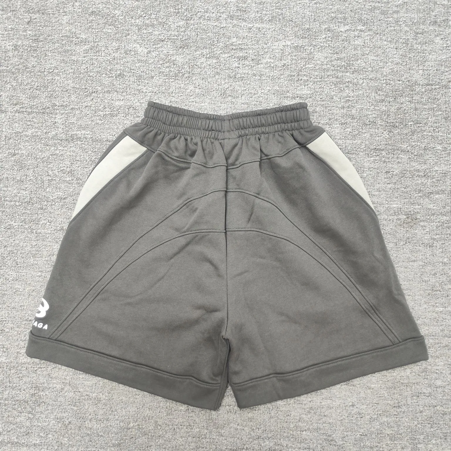 The top version of Balenciaga's new BLCG 24SS new heavy industry motorcycle style double ring embroidered splicing shorts, heavy industry motorcycle style design. The fabric is made of high-density sweatshirt fabric and weighs 400 grams after washing. It feels delicate and soft and has singeing and dust removal technology. The double-ring letter pattern is embroidered with thousands of needles imported from Tajima machines, using precision needle embroidery technology. The embroidery is very fine and dense, the letter pattern outlines the design clearly, and the garment bone hemming technology is strict and fine in workmanship to ensure seamless connection. The garments are made from green fabrics that are printed and then fried. The fabrics are dyed through stone grinding. After frying, the fabrics are slightly whitened. The color of the original fabrics is changed to show a nostalgic color with different shades of light and dark. The three-dimensional silhouette is cut and the upper body is highly recognizable. Size: XS-L Color: Gray P:340