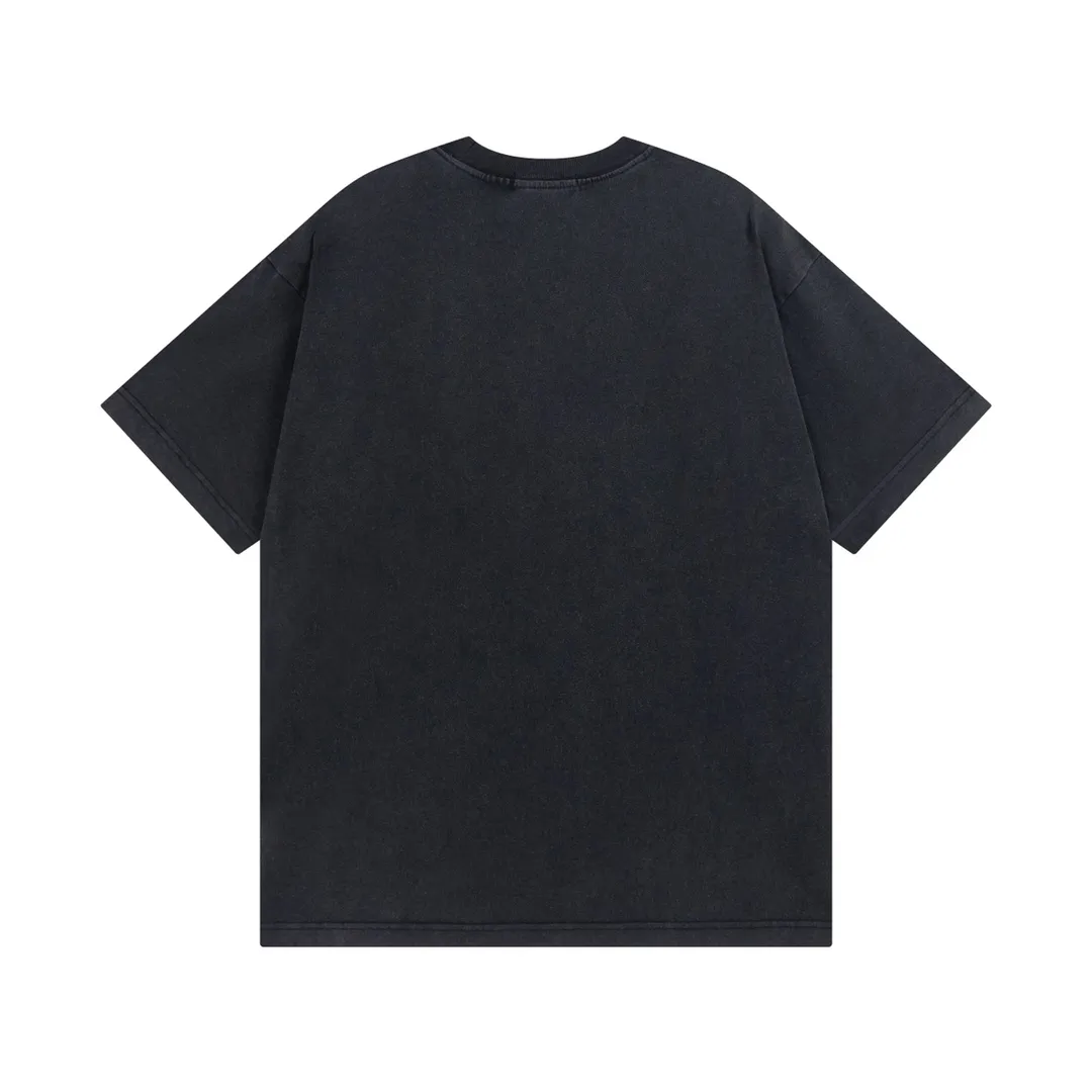 🅿️170 Detailed picture [Top version. Official website quality] BALENCI*GA/Paris #half B classic LOGO embroidery washed and distressed short-sleeved T-shirt #brick cabinet synchronization. The fabric is made of Paris ZP custom-woven and dyed cotton double yarn. Weighing 260 grams, the cloth surface is clean. The cloth pattern is clear, soft and comfortable. The color fastness is good. It is not easy to change color. The threads are dyed with no color difference. The classic LOGO letter embroidery uses imported embroidery machines, and the letters are three-dimensional and full. It is produced according to the pictures in Jubie market. The finished product is washed and aged. The letters are clear. The three-dimensional effect is strong. The version adopts the OS loose shoulder design. The same style for men and women. Code: BL223069 Color: Washed black Size: XS S M L