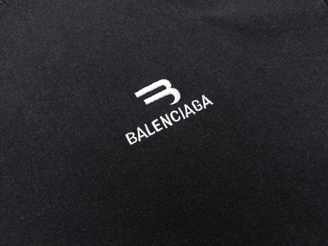 🅿️170 Detailed picture [Top version. Official website quality] BALENCI*GA/Paris #half B classic LOGO embroidery washed and distressed short-sleeved T-shirt #brick cabinet synchronization. The fabric is made of Paris ZP custom-woven and dyed cotton double yarn. Weighing 260 grams, the cloth surface is clean. The cloth pattern is clear, soft and comfortable. The color fastness is good. It is not easy to change color. The threads are dyed with no color difference. The classic LOGO letter embroidery uses imported embroidery machines, and the letters are three-dimensional and full. It is produced according to the pictures in Jubie market. The finished product is washed and aged. The letters are clear. The three-dimensional effect is strong. The version adopts the OS loose shoulder design. The same style for men and women. Code: BL223069 Color: Washed black Size: XS S M L