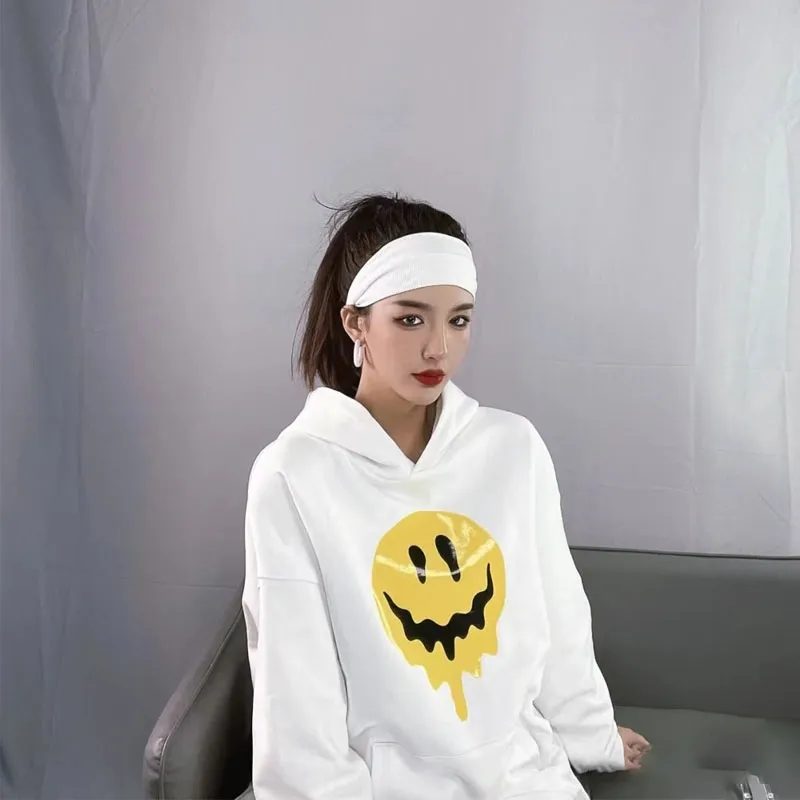 ♻️💯Upper body reference model picture❤️The top tested version BALENCIAGA yellow dissolving smiley back skull scissor hand logo Balenciaga male and female couple loose cotton autumn and winter hoodie hooded sweatshirt 100% original development of special printing technology, embroidery design, fabric, version. The fabric is made of 480g combed cotton fabric, which is full of drape, warm and comfortable! Melting smiley face printing on the front panel: It mainly uses extremely green and environmentally friendly printing silica gel. Silica gel is a highly active adsorption material and is an amorphous substance. Insoluble in water and any solvent, non-toxic and odorless. Special transparent glue is printed on the surface, which has the original viscosity effect. The high transparency does not affect the color glue effect. Back panel skull pattern embroidery: The embroidery thread is made of mercerized material, which is more flexible and glossy than ordinary embroidery thread. The front and rear craftsmanship is restored 1V1, and the version has a classic dropped shoulder oversize design. Color: Black White Size: XS-L P:470
