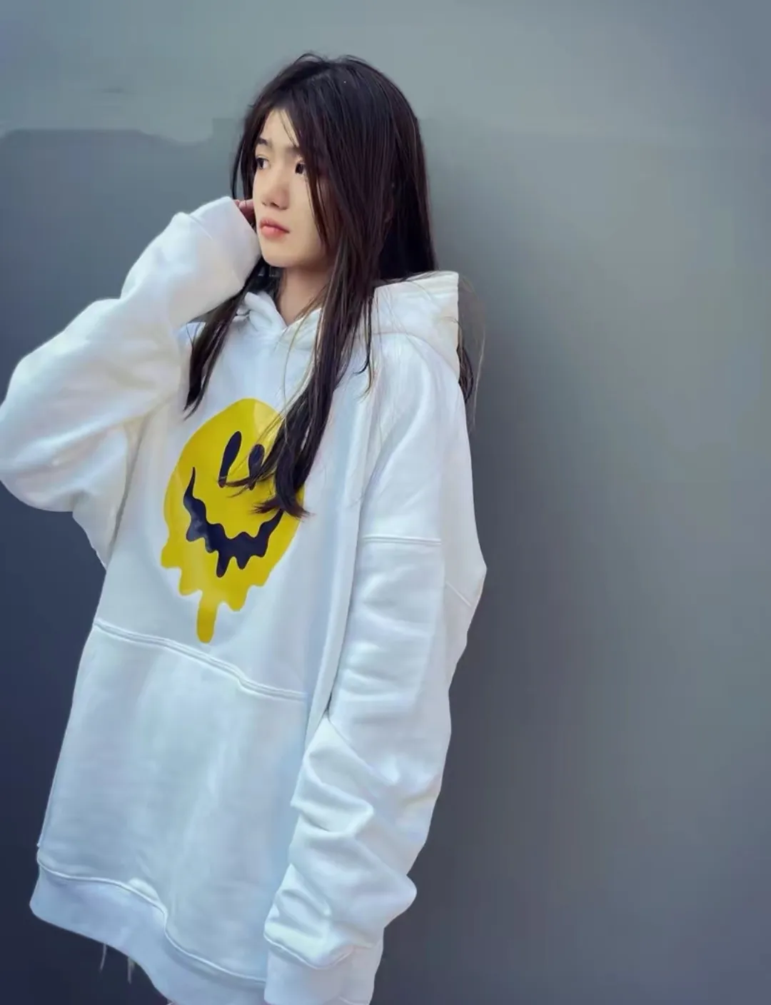 ♻️💯Upper body reference model picture❤️The top tested version BALENCIAGA yellow dissolving smiley back skull scissor hand logo Balenciaga male and female couple loose cotton autumn and winter hoodie hooded sweatshirt 100% original development of special printing technology, embroidery design, fabric, version. The fabric is made of 480g combed cotton fabric, which is full of drape, warm and comfortable! Melting smiley face printing on the front panel: It mainly uses extremely green and environmentally friendly printing silica gel. Silica gel is a highly active adsorption material and is an amorphous substance. Insoluble in water and any solvent, non-toxic and odorless. Special transparent glue is printed on the surface, which has the original viscosity effect. The high transparency does not affect the color glue effect. Back panel skull pattern embroidery: The embroidery thread is made of mercerized material, which is more flexible and glossy than ordinary embroidery thread. The front and rear craftsmanship is restored 1V1, and the version has a classic dropped shoulder oversize design. Color: Black White Size: XS-L P:470
