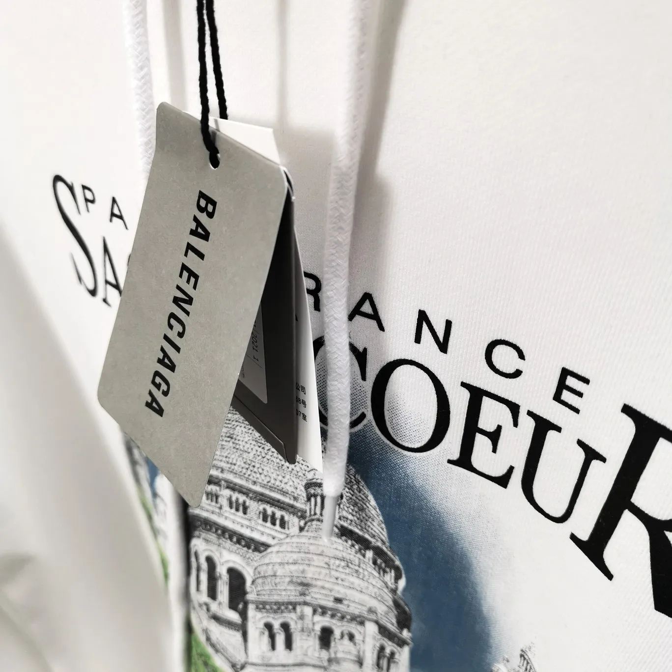 Supplementary details on the chest - the top proven version of BALENCIAGA Balenciaga Sacred Heart Cathedral Garden Notre Dame Castle Loose cotton men and women couples the same autumn and winter pure cotton hoodie hooded sweatshirt top quality, each piece has been garment washed. The printing process adopts Kornit Digital 7-color direct printing, which restores the picture quality in high definition. People, trees and buildings are clearly visible and layered. Letter printing details are processed without tooth edges! The cost of front and back printing is enough to buy a box of good cigarettes. Details are as shown in the picture, all products are visually photographed without any modification! The fabric is made of 480g combed cotton terry fabric, which is heavy-weight and has a full drape. The most important thing is that while ensuring the weight, it can also effectively exert its breathable and breathable effect! Exclusive quality shipment Original fabric Self-adhesive coding Counter tag Size: XS-L Color: Black White P: 480
