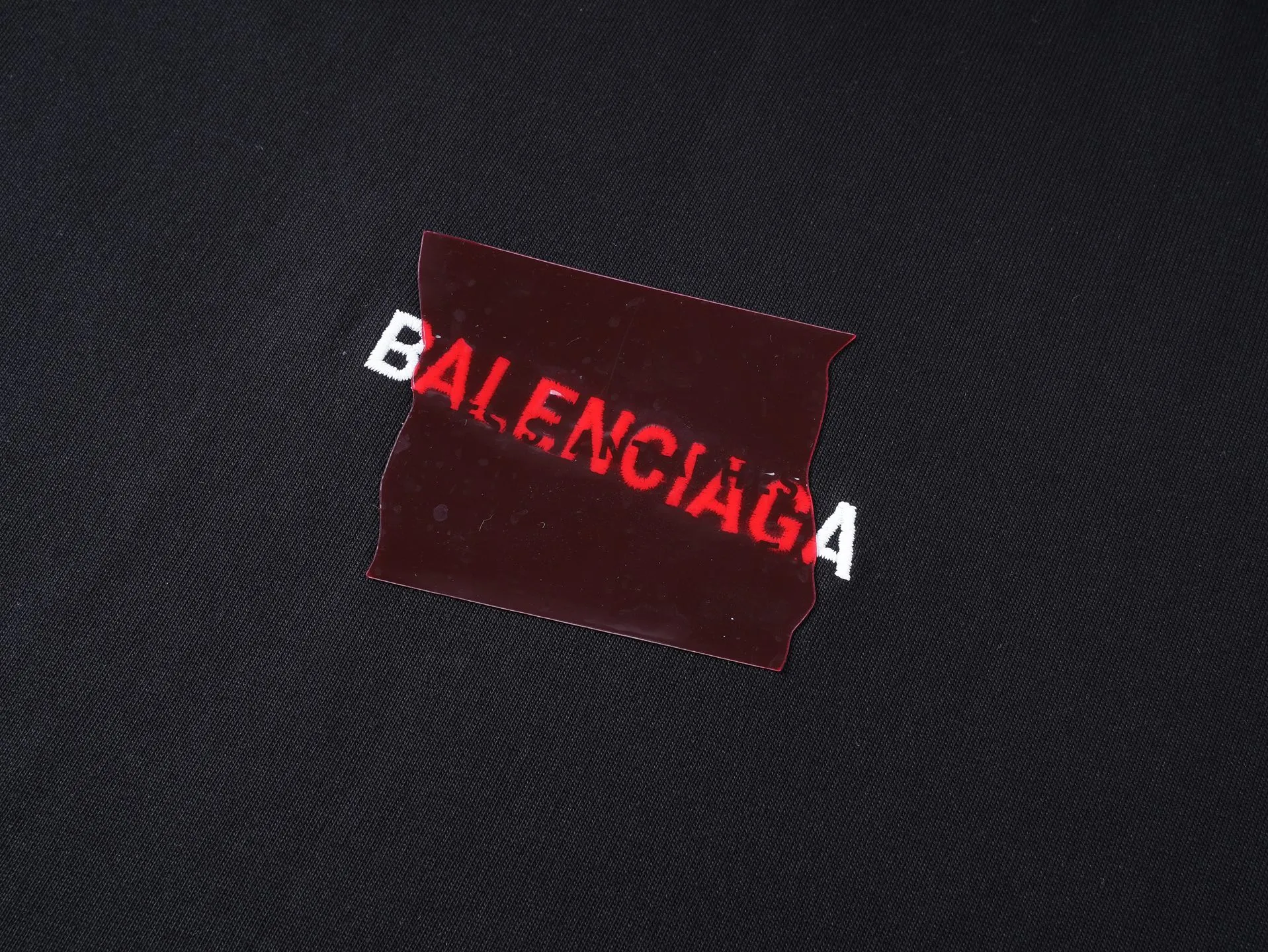 🅿️196 Actual pictures [Top version. Official website quality] BALENCI*GA/Paris #2025 new style front and rear letter LOGO embroidered tape taped short-sleeved T-shirt, full of design. Welcome to compare. The fabric is made of Paris ZP custom-woven and dyed cotton double yarn, weight 260 grams, clean cloth surface, clear cloth pattern, soft and comfortable. The threads are dyed with no color difference. The classic letter LOGO is embroidered with imported Tajima embroidery machine. The tape is stamped with imported transparent glue. The effect is three-dimensional. Restore the brick cabinet, adopt the OS loose shoulder version. Same style for men and women. Code: BL253662 Color: black, sky blue, white, floral gray Size: XS S M L