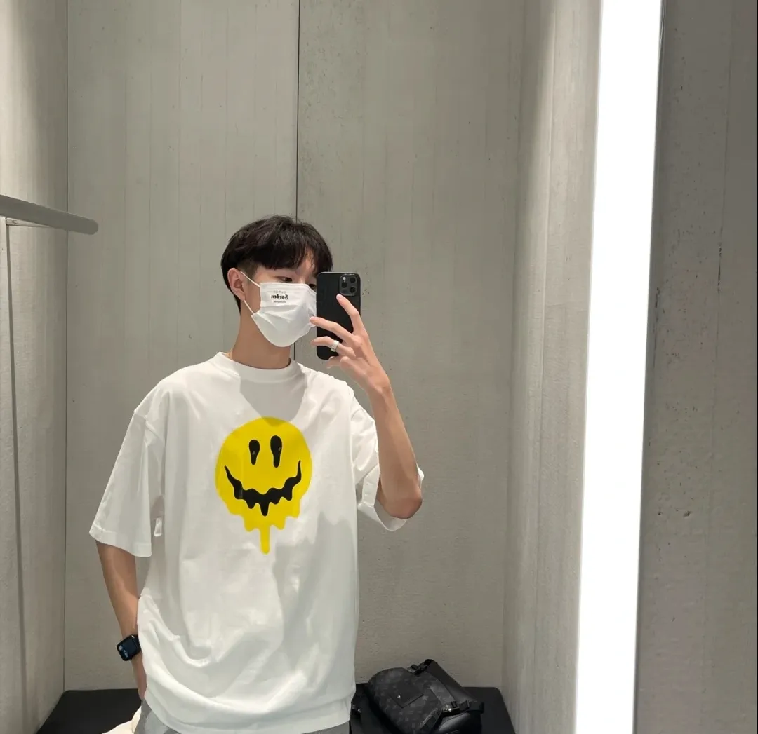 ♻️💯Upper body reference model picture❤️BALENCIAGA yellow dissolving smiley back skull scissor hands logo Balenciaga male and female couple loose pure cotton short sleeves The version that was snapped up for 5100 yuan last year, the original version was developed with special printing technology, embroidery design, fabric and version. Made of 32S/1*2 fine cotton double yarn plain weave, 280 grams; matched with 32S/1*2 fine cotton double yarn 1*1 rib. Melting smiley face printing on the front panel: It mainly uses extremely green and environmentally friendly printing silica gel. Silica gel is a highly active adsorption material and is an amorphous substance. Insoluble in water and any solvent, non-toxic and odorless. Special transparent glue is printed on the surface, which has the original viscosity effect. The high transparency does not affect the color glue effect. Back panel skull pattern embroidery: The embroidery thread is made of mercerized material, which is more flexible and glossy than ordinary embroidery thread. The front and rear craftsmanship is restored 1V1, and the version has a classic dropped shoulder oversize design. Color: Black White Size: XS-L P:270