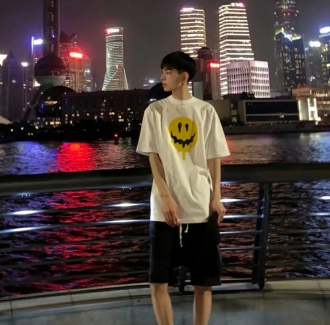 ♻️💯Upper body reference model picture❤️BALENCIAGA yellow dissolving smiley back skull scissor hands logo Balenciaga male and female couple loose pure cotton short sleeves The version that was snapped up for 5100 yuan last year, the original version was developed with special printing technology, embroidery design, fabric and version. Made of 32S/1*2 fine cotton double yarn plain weave, 280 grams; matched with 32S/1*2 fine cotton double yarn 1*1 rib. Melting smiley face printing on the front panel: It mainly uses extremely green and environmentally friendly printing silica gel. Silica gel is a highly active adsorption material and is an amorphous substance. Insoluble in water and any solvent, non-toxic and odorless. Special transparent glue is printed on the surface, which has the original viscosity effect. The high transparency does not affect the color glue effect. Back panel skull pattern embroidery: The embroidery thread is made of mercerized material, which is more flexible and glossy than ordinary embroidery thread. The front and rear craftsmanship is restored 1V1, and the version has a classic dropped shoulder oversize design. Color: Black White Size: XS-L P:270