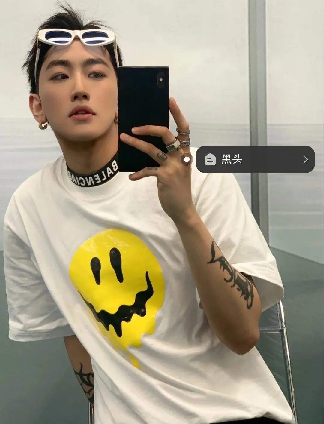 ♻️💯Upper body reference model picture❤️BALENCIAGA yellow dissolving smiley back skull scissor hands logo Balenciaga male and female couple loose pure cotton short sleeves The version that was snapped up for 5100 yuan last year, the original version was developed with special printing technology, embroidery design, fabric and version. Made of 32S/1*2 fine cotton double yarn plain weave, 280 grams; matched with 32S/1*2 fine cotton double yarn 1*1 rib. Melting smiley face printing on the front panel: It mainly uses extremely green and environmentally friendly printing silica gel. Silica gel is a highly active adsorption material and is an amorphous substance. Insoluble in water and any solvent, non-toxic and odorless. Special transparent glue is printed on the surface, which has the original viscosity effect. The high transparency does not affect the color glue effect. Back panel skull pattern embroidery: The embroidery thread is made of mercerized material, which is more flexible and glossy than ordinary embroidery thread. The front and rear craftsmanship is restored 1V1, and the version has a classic dropped shoulder oversize design. Color: Black White Size: XS-L P:270