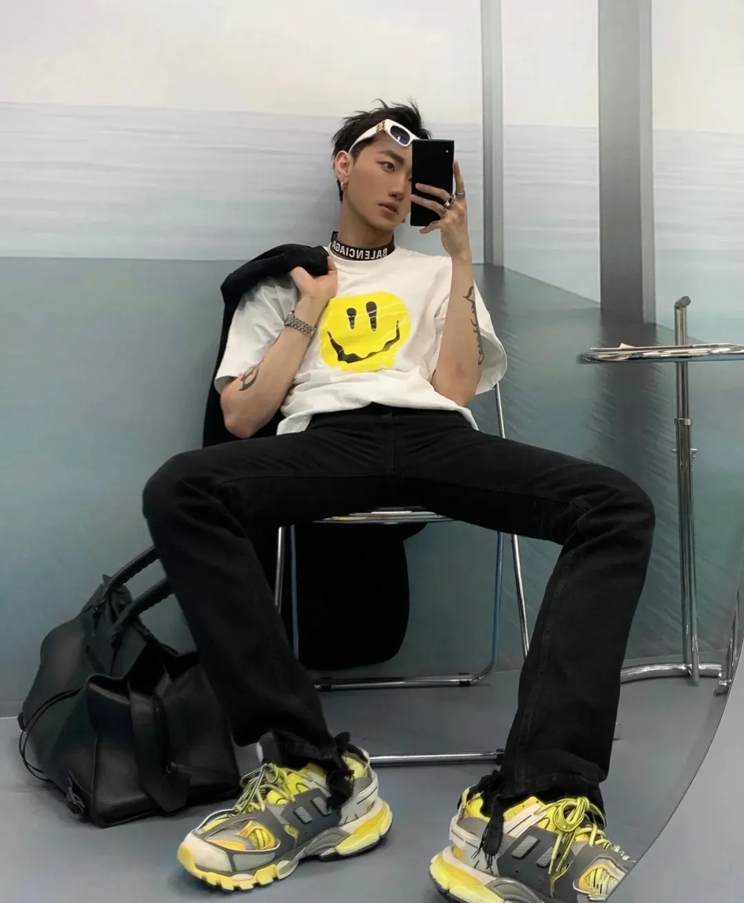 ♻️💯Upper body reference model picture❤️BALENCIAGA yellow dissolving smiley back skull scissor hands logo Balenciaga male and female couple loose pure cotton short sleeves The version that was snapped up for 5100 yuan last year, the original version was developed with special printing technology, embroidery design, fabric and version. Made of 32S/1*2 fine cotton double yarn plain weave, 280 grams; matched with 32S/1*2 fine cotton double yarn 1*1 rib. Melting smiley face printing on the front panel: It mainly uses extremely green and environmentally friendly printing silica gel. Silica gel is a highly active adsorption material and is an amorphous substance. Insoluble in water and any solvent, non-toxic and odorless. Special transparent glue is printed on the surface, which has the original viscosity effect. The high transparency does not affect the color glue effect. Back panel skull pattern embroidery: The embroidery thread is made of mercerized material, which is more flexible and glossy than ordinary embroidery thread. The front and rear craftsmanship is restored 1V1, and the version has a classic dropped shoulder oversize design. Color: Black White Size: XS-L P:270