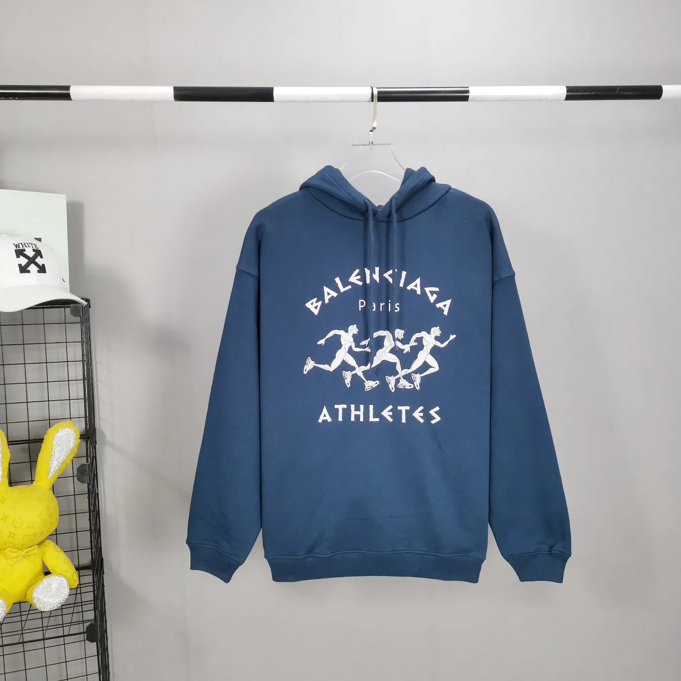 The top tested version of Balenciaga BALENCIAGA running men's running marathon pure cotton loose loose men's and women's couple's same style autumn and winter hoodie hooded sweatshirt. The printing uses imported glue, high covering screen technology, high printing accuracy and no tooth edges. Neat, refreshing, and clear texture. The fabric is made of 480g combed cotton fabric, which is full of drape! Color: Black White Dark Blue Size: XS-L P:450