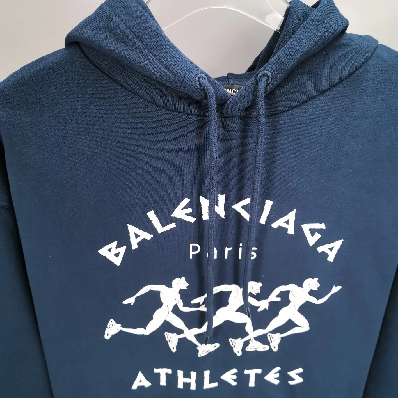 The top tested version of Balenciaga BALENCIAGA running men's running marathon pure cotton loose loose men's and women's couple's same style autumn and winter hoodie hooded sweatshirt. The printing uses imported glue, high covering screen technology, high printing accuracy and no tooth edges. Neat, refreshing, and clear texture. The fabric is made of 480g combed cotton fabric, which is full of drape! Color: Black White Dark Blue Size: XS-L P:450