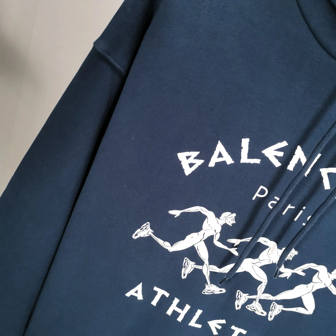The top tested version of Balenciaga BALENCIAGA running men's running marathon pure cotton loose loose men's and women's couple's same style autumn and winter hoodie hooded sweatshirt. The printing uses imported glue, high covering screen technology, high printing accuracy and no tooth edges. Neat, refreshing, and clear texture. The fabric is made of 480g combed cotton fabric, which is full of drape! Color: Black White Dark Blue Size: XS-L P:450