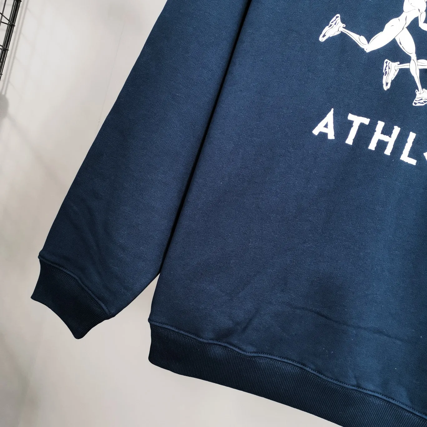 The top tested version of Balenciaga BALENCIAGA running men's running marathon pure cotton loose loose men's and women's couple's same style autumn and winter hoodie hooded sweatshirt. The printing uses imported glue, high covering screen technology, high printing accuracy and no tooth edges. Neat, refreshing, and clear texture. The fabric is made of 480g combed cotton fabric, which is full of drape! Color: Black White Dark Blue Size: XS-L P:450