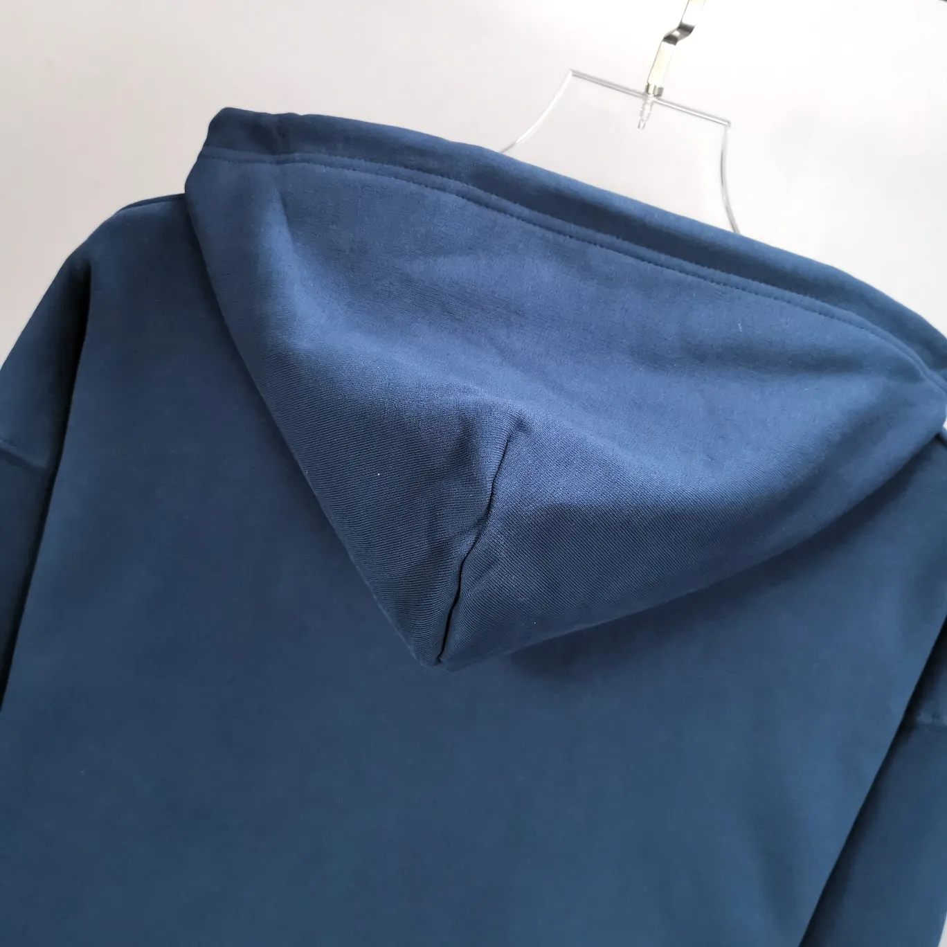 The top tested version of Balenciaga BALENCIAGA running men's running marathon pure cotton loose loose men's and women's couple's same style autumn and winter hoodie hooded sweatshirt. The printing uses imported glue, high covering screen technology, high printing accuracy and no tooth edges. Neat, refreshing, and clear texture. The fabric is made of 480g combed cotton fabric, which is full of drape! Color: Black White Dark Blue Size: XS-L P:450