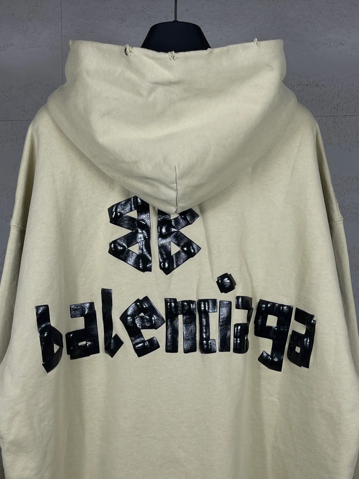 🅿️380 real photos [Top version. Official website quality] BALENCI*GA/Paris. 23ss latest classic hot model. Purchase the original board at the first time. Color. Printing. Washing. Production and authenticity. Wrong version in Jubie market. Welcome to compare. Tape direct printing. Ready-to-wear hooded sweatshirt washed and worn twice. The brick cabinet is synchronized. The fabric is made of Paris ZP custom-woven and dyed cotton sweatshirt. The weight is 450 grams. The cloth surface is clean. The cloth pattern is clear, soft and comfortable, and the threads are dyed with no color difference. The classic pattern adopts Kornit imported direct injection. The letters are clear and the effect is three-dimensional. Restored brick cabinet. The garments were washed and aged, and polished by many hands. Produced by ultra-heavy craftsmanship, special market currency. Note⚠️ZP fabric is made of fine-grained yarn. Pay attention to the big difference! Welcome to compare! The version adopts OS loose shoulder version. The same style for men and women. Code: BL238016 Color: dark gray blue, Paris blue, washed black, burgundy, fluorescent yellow, green, floral gray, sky blue, khaki Size: XS S M L
