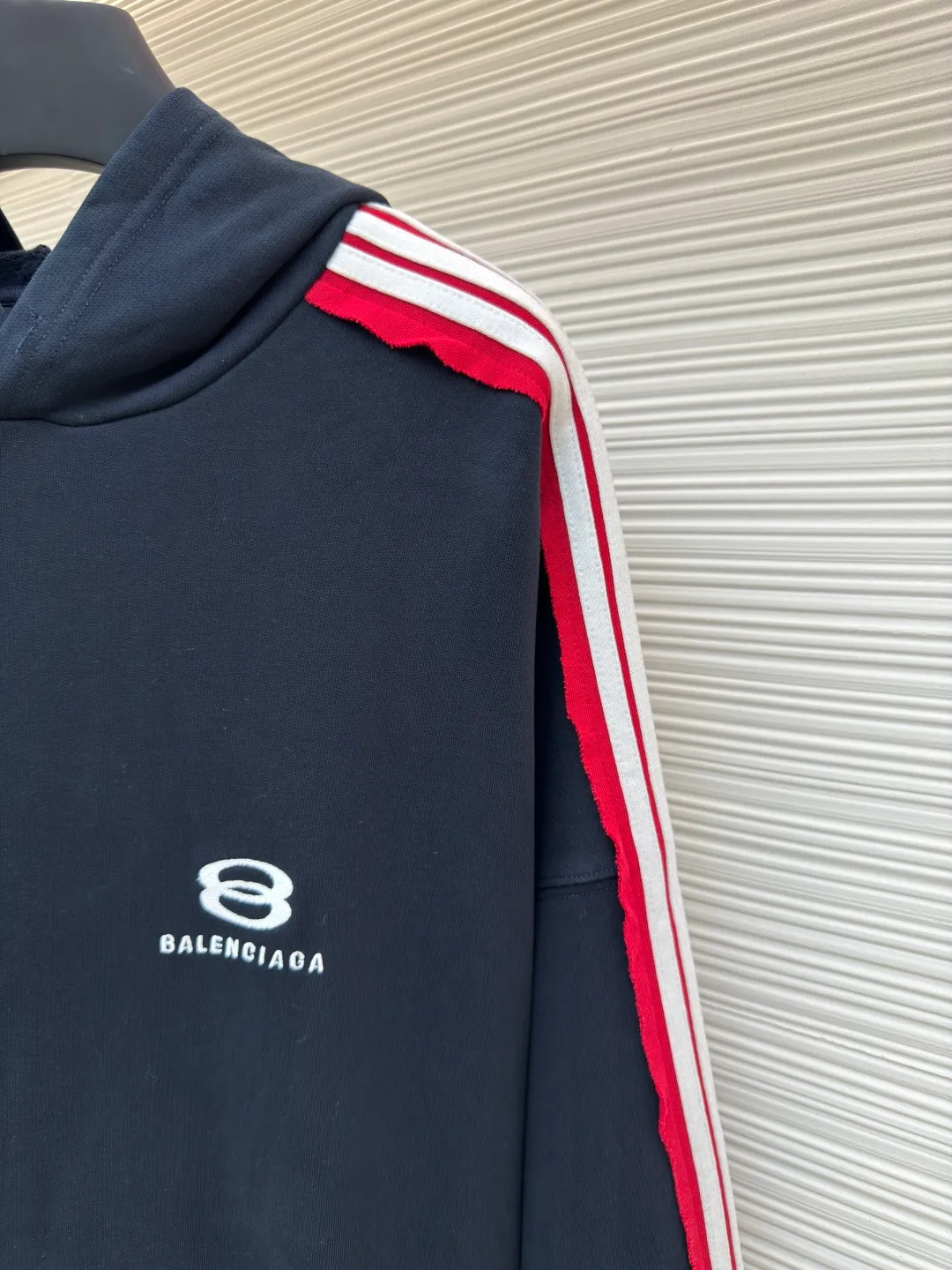 Balenciaga shoulder bar hooded sweatshirt ●Authentic product: Purchased and developed for 13800 ●Item number: 1680427-B20 ●Fabric: pure cotton fabric ●Technology: made on positioning cutting machine ●Version: loose fit ●Weight: about 1130 grams ●Size: XS-S-M-L ●Description: Balenciaga Shoulder bar hooded sweatshirt, custom-woven and dyed original fabric of the same specifications, custom-dyed fabric in small vats and matching ribs, 380 grams in weight. The key and difficult craftsmanship is the splicing of five pit strips of webbing across the shoulders, and the one-piece sleeves are made after overcoating the front and back pieces. The materials are all developed and dyed, and even the edge ribs of the webbing are also made to have no color difference. The overall line is straight and delicate, the fabric is comfortable and soft, the color is consistent and there is no color difference. It can be matched with the same style to create a fashionable look, to control various occasions, customized accessories, complete three standards, the same style for men and women!