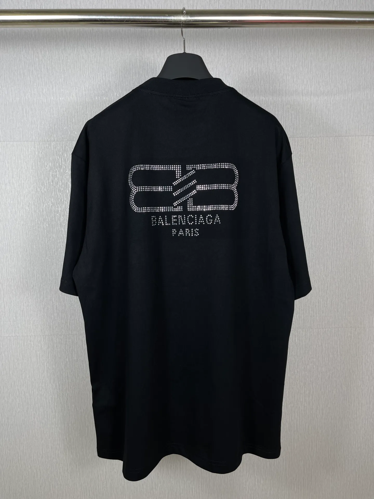 🅿️180 real photos [Top version. Official website quality] BALENCI*GA/Paris BALENCI*GA#23SS Paris classic lock button back classic LOGO hot-drilled short-sleeved T-shirt. Brick cabinet synchronization. The fabric is made of Paris ZP custom-woven and dyed 100% cotton double yarn compact cotton. The weight is 260 grams. The cloth surface is clean. The cloth pattern is clear. Soft and comfortable. Good color fastness. Not easy to change color. The threads are woven and dyed with no color difference. The back hot drill uses imported drill, which has good gloss and is not easy to fall off. Restore brick cabinet. The version adopts OS loose shoulder style. Same style for men and women. Code: BL223200 Color: Black. White Size: XS to L