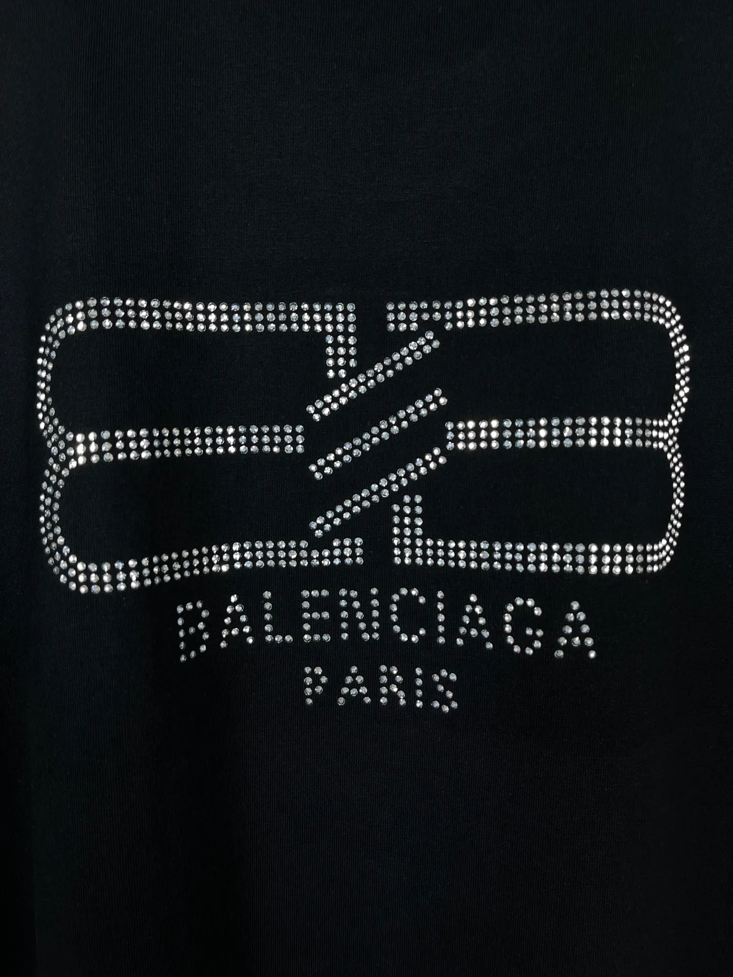 🅿️180 real photos [Top version. Official website quality] BALENCI*GA/Paris BALENCI*GA#23SS Paris classic lock button back classic LOGO hot-drilled short-sleeved T-shirt. Brick cabinet synchronization. The fabric is made of Paris ZP custom-woven and dyed 100% cotton double yarn compact cotton. The weight is 260 grams. The cloth surface is clean. The cloth pattern is clear. Soft and comfortable. Good color fastness. Not easy to change color. The threads are woven and dyed with no color difference. The back hot drill uses imported drill, which has good gloss and is not easy to fall off. Restore brick cabinet. The version adopts OS loose shoulder style. Same style for men and women. Code: BL223200 Color: Black. White Size: XS to L