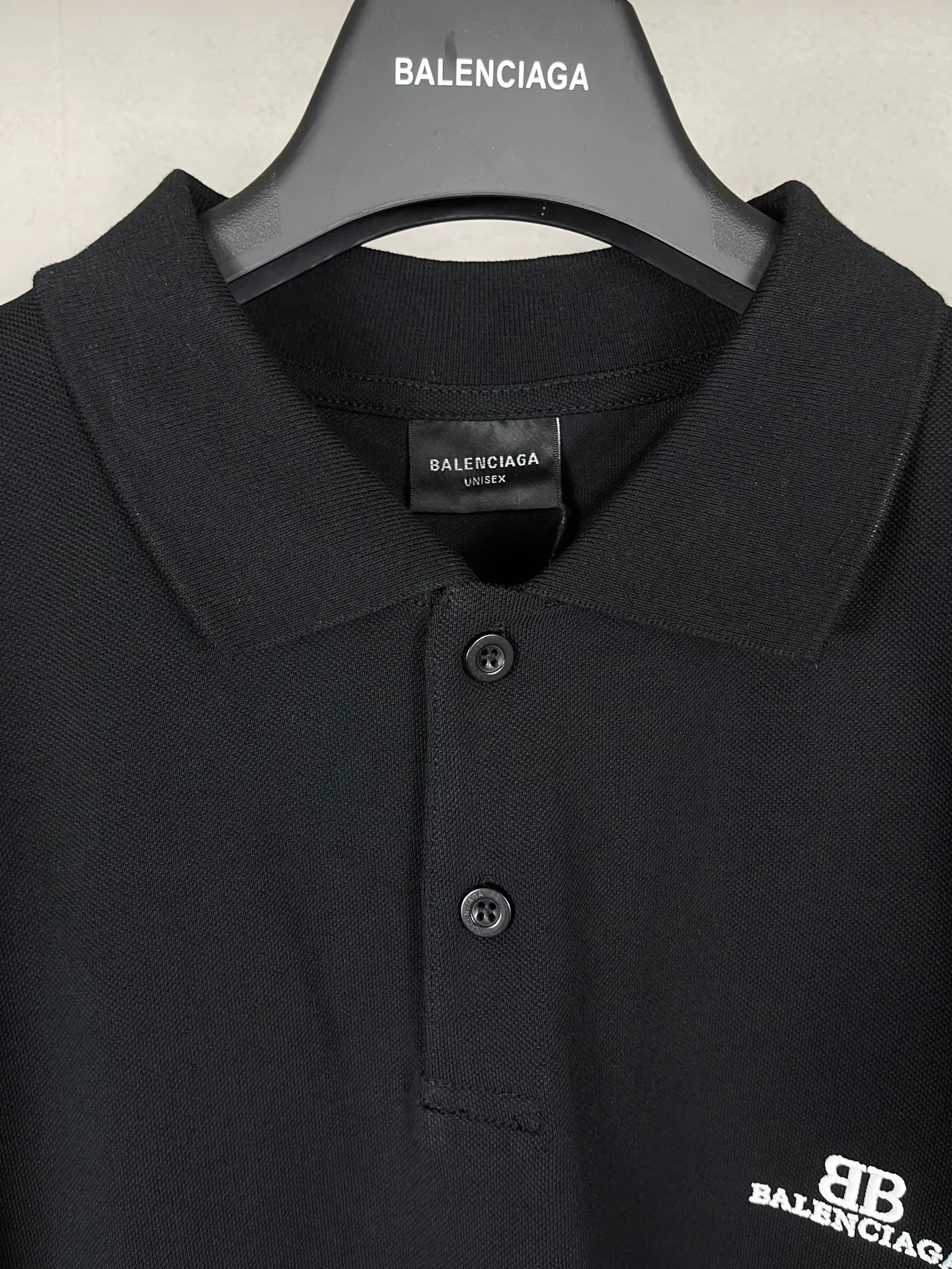 🅿️200 Actual pictures [Top version. Official website quality] BALENCI*GA/Paris #2025 new style, Paris classic LOGO double B embroidered POLO shirt, pure cotton rib cuffs, welcome to compare! The fabric is made of Paris ZP custom-woven and dyed cotton pique, with a weight of 260 grams. The cloth surface is clean. The cloth pattern is clear, soft and comfortable. The threads are woven and dyed with no color difference. The embroidered LOGO is embroidered using imported Tajima embroidery machine. The effect is three-dimensional. Restore the brick cabinet, adopt OS loose shoulder style. Same style for men and women. Coding: BL252205 Color: black, white Size: XS S M L