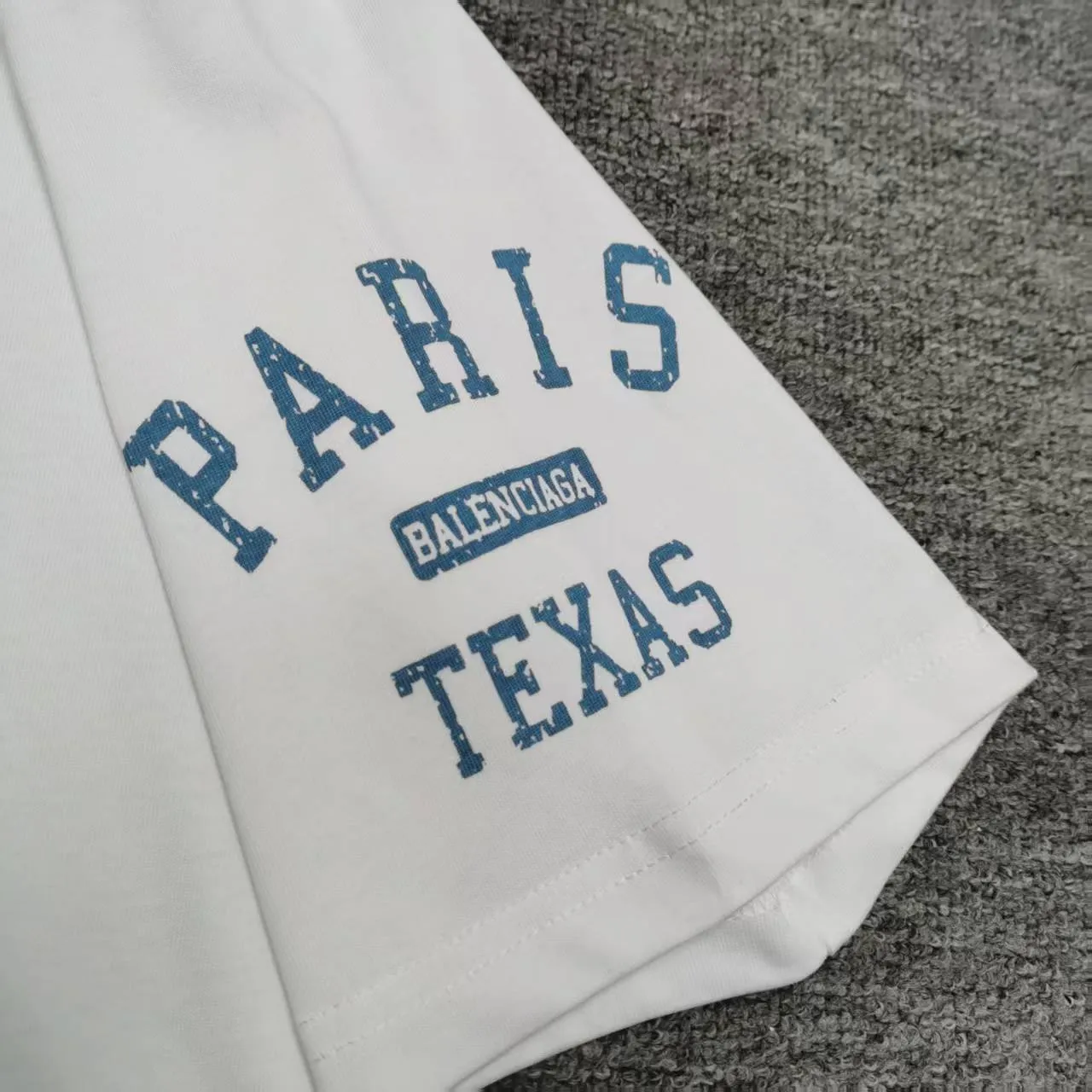 [Top version. Official website quality] BALENCI*GA/Paris. SS25 latest model, front and back left and right sleeves I Love Paris & Balenciaxx art printed short-sleeved T-shirt. Brick cabinet synchronization. Genuine product developed at the first time, happy to print and compare! The fabric is made of Paris ZP custom-woven and dyed cotton double yarn. Weighing 260 grams, the cloth surface is clean. The cloth pattern is clear, soft and comfortable. The threads are dyed with no color difference. The printing uses environmentally friendly imported materials. The letters are clear and the effect is three-dimensional. The version adopts OS loose shoulder design. Same style for men and women. Color: white, black. Size: XS S M L P270