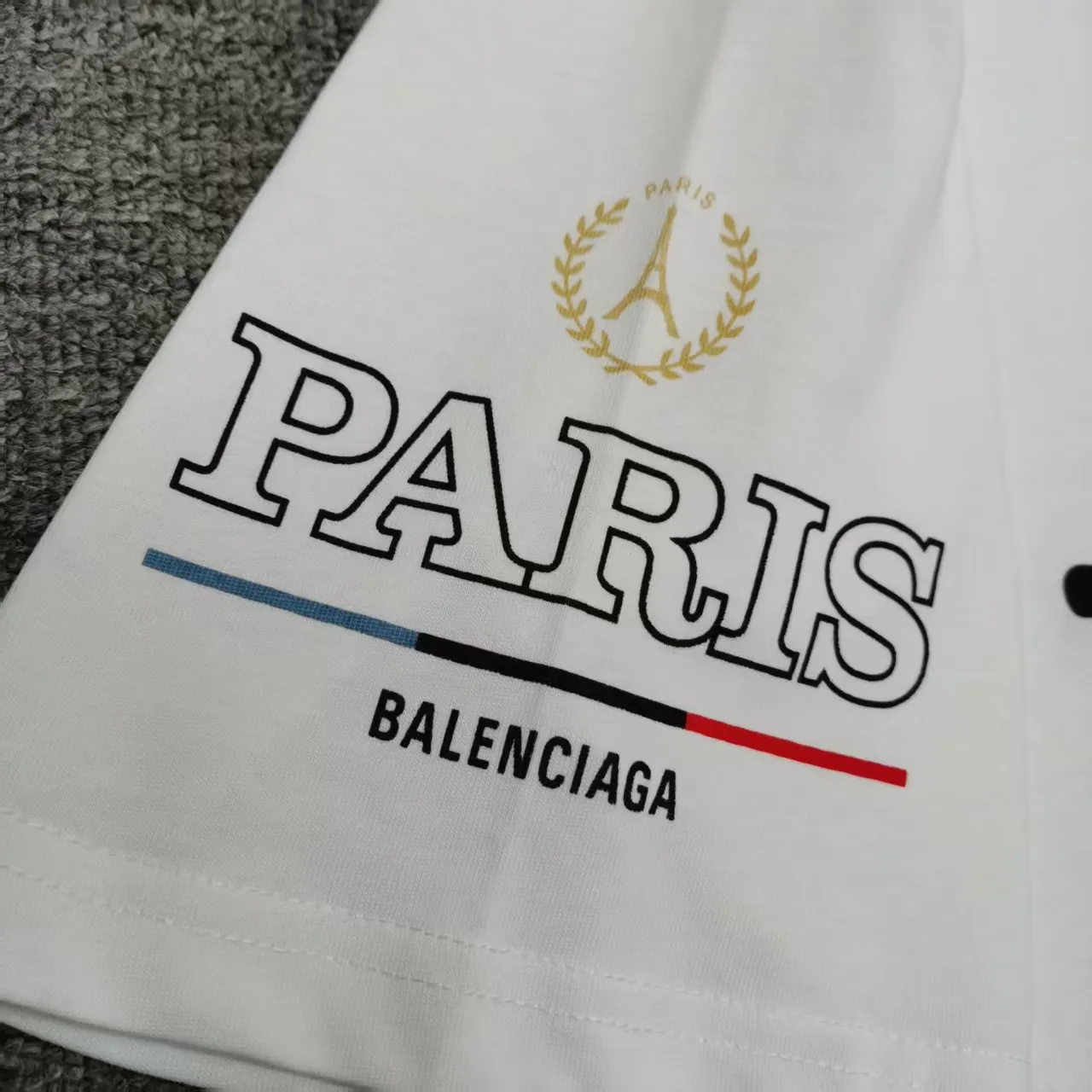 [Top version. Official website quality] BALENCI*GA/Paris. SS25 latest model, front and back left and right sleeves I Love Paris & Balenciaxx art printed short-sleeved T-shirt. Brick cabinet synchronization. Genuine product developed at the first time, happy to print and compare! The fabric is made of Paris ZP custom-woven and dyed cotton double yarn. Weighing 260 grams, the cloth surface is clean. The cloth pattern is clear, soft and comfortable. The threads are dyed with no color difference. The printing uses environmentally friendly imported materials. The letters are clear and the effect is three-dimensional. The version adopts OS loose shoulder design. Same style for men and women. Color: white, black. Size: XS S M L P270