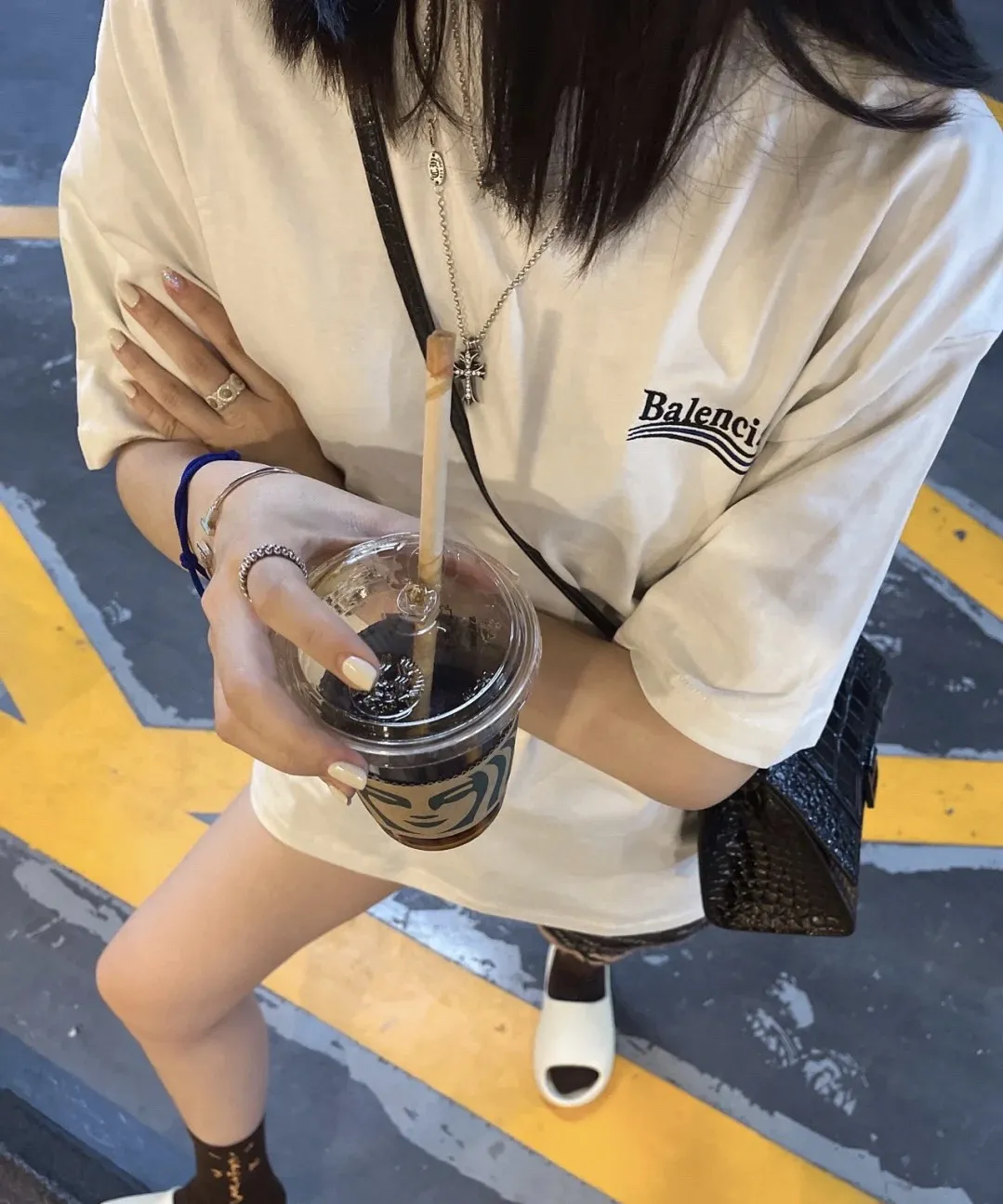 ♻️💯Upper body reference model picture❤️The top tested version of Balenciaga BALENCIAGA Cola Mailang embroidered printed short-sleeved T-shirts of the same style for male and female couples stars. Three colors are available, ensuring the same fabric as the original version, no color difference! Customized dyeing in a package! INS, Xiaohongshu’s popular style, classics that never fade away! The king of orders in Spain, the fried chicken is highly recommended! 32S 280g pure cotton double yarn fabric, comfortable and wide! Full of drape! The printing uses Tajima embroidery machine imported from Japan, which is known as the fighter among embroidery machines. The embroidery is meticulous, with no threads or skipped threads, the printing and embroidery are full and fine, and the letter spacing is consistent with ZP! Wearing it gives you full confidence and peace of mind! The labels and washes are all correct! On behalf of G at the same level! Consistent packaging at the counter!  Size: XS-L Color: Beige, taro purple, active gray, light hemp gray P:260