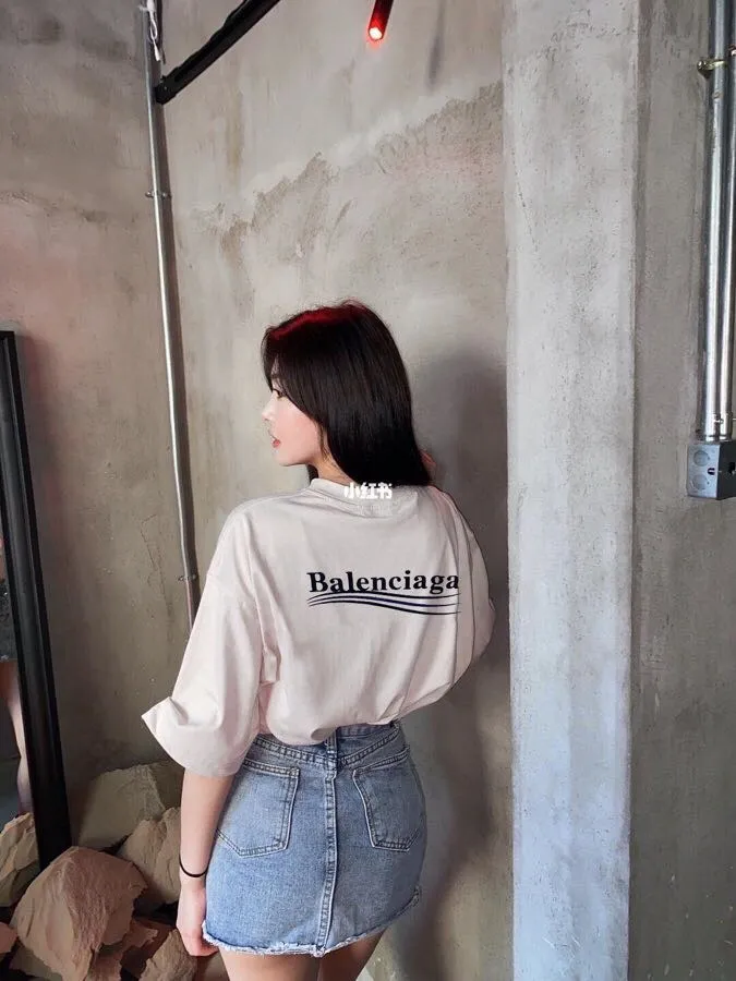 ♻️💯Upper body reference model picture❤️The top tested version of Balenciaga BALENCIAGA Cola Mailang embroidered printed short-sleeved T-shirts of the same style for male and female couples stars. Three colors are available, ensuring the same fabric as the original version, no color difference! Customized dyeing in a package! INS, Xiaohongshu’s popular style, classics that never fade away! The king of orders in Spain, the fried chicken is highly recommended! 32S 280g pure cotton double yarn fabric, comfortable and wide! Full of drape! The printing uses Tajima embroidery machine imported from Japan, which is known as the fighter among embroidery machines. The embroidery is meticulous, with no threads or skipped threads, the printing and embroidery are full and fine, and the letter spacing is consistent with ZP! Wearing it gives you full confidence and peace of mind! The labels and washes are all correct! On behalf of G at the same level! Consistent packaging at the counter!  Size: XS-L Color: Beige, taro purple, active gray, light hemp gray P:260